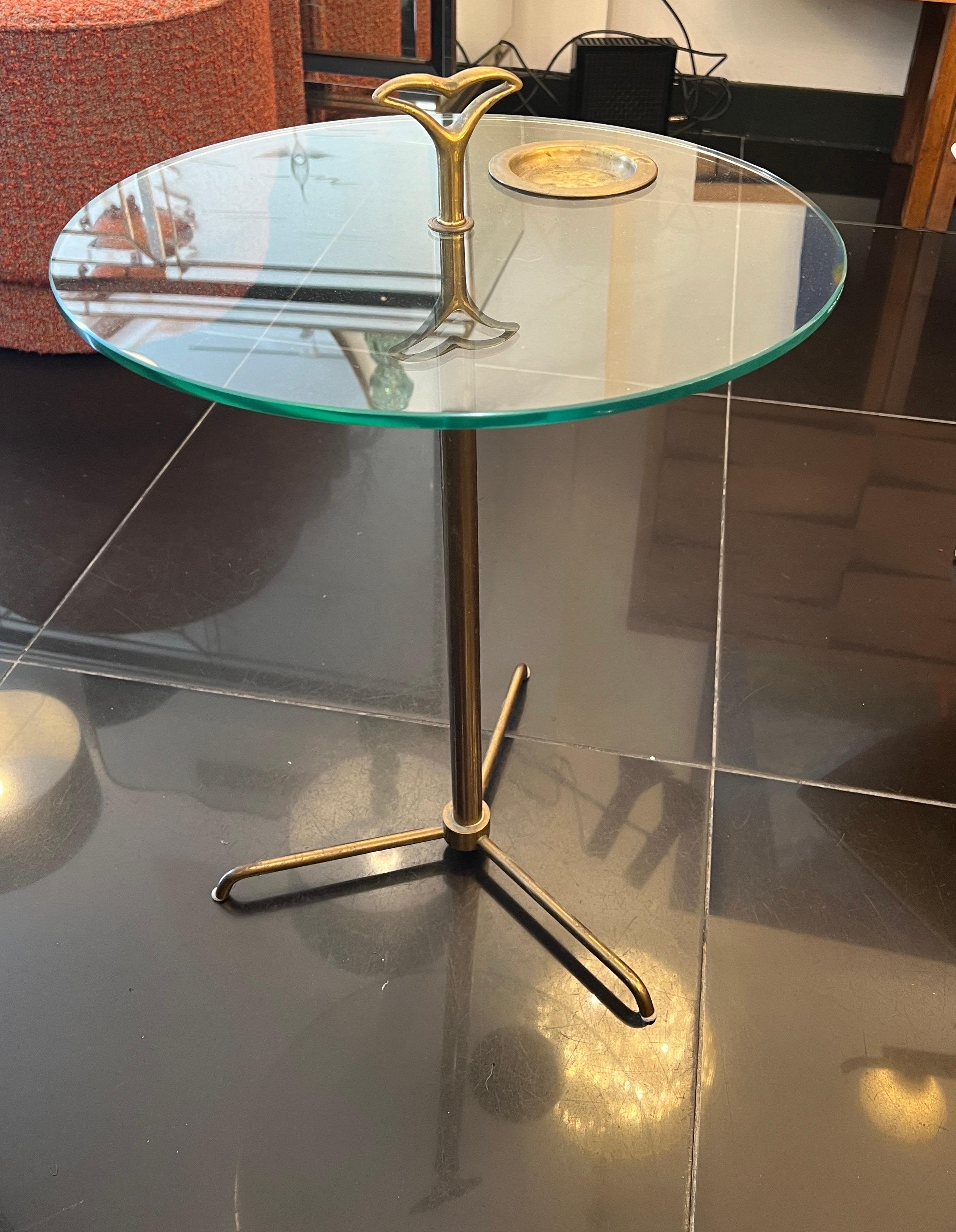 Elégante table d'appoint en laiton et verre avec Portacenere (cendrier) dessinée par Cesar Lacca C1950 
Italie 