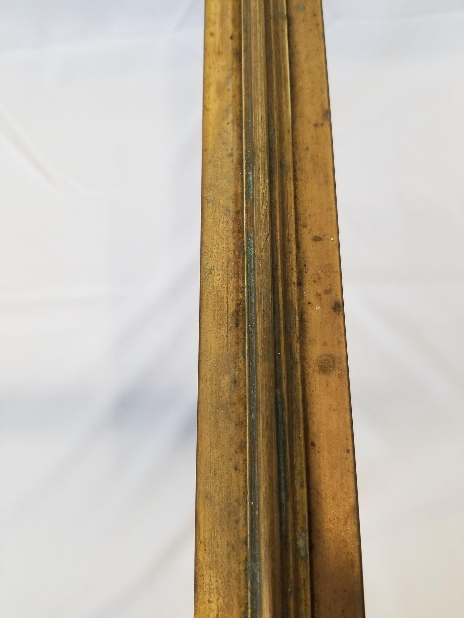 Couchtisch mit Glasplatte aus Messing und Beinen aus Palmwedeln (20. Jahrhundert) im Angebot