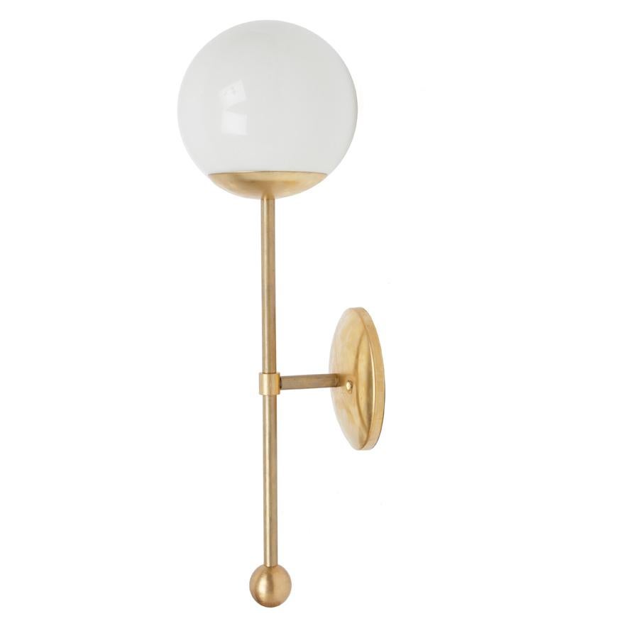 Une applique moderne et simple pour mettre en valeur votre chambre, votre salle de bains ou votre espace de travail. Ce luminaire contemporain convient aussi parfaitement à un restaurant, un magasin ou un bureau.
Conçu par Michele Varian
Laiton et