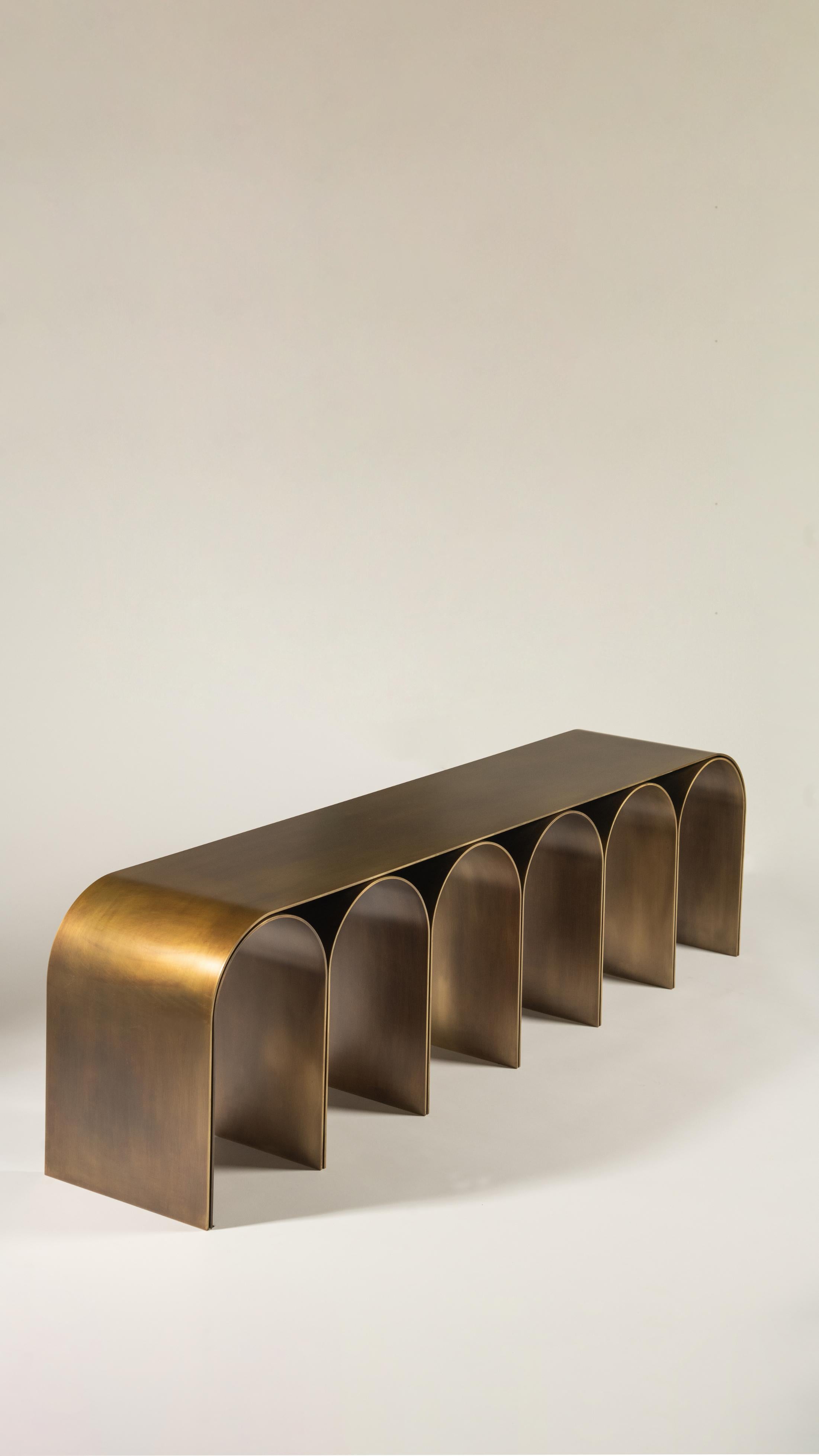 Arch Bench aus Messing mit goldenem Bogen von Pietro Franceschini - Mosmi Naik-Patel 50% im Angebot 4