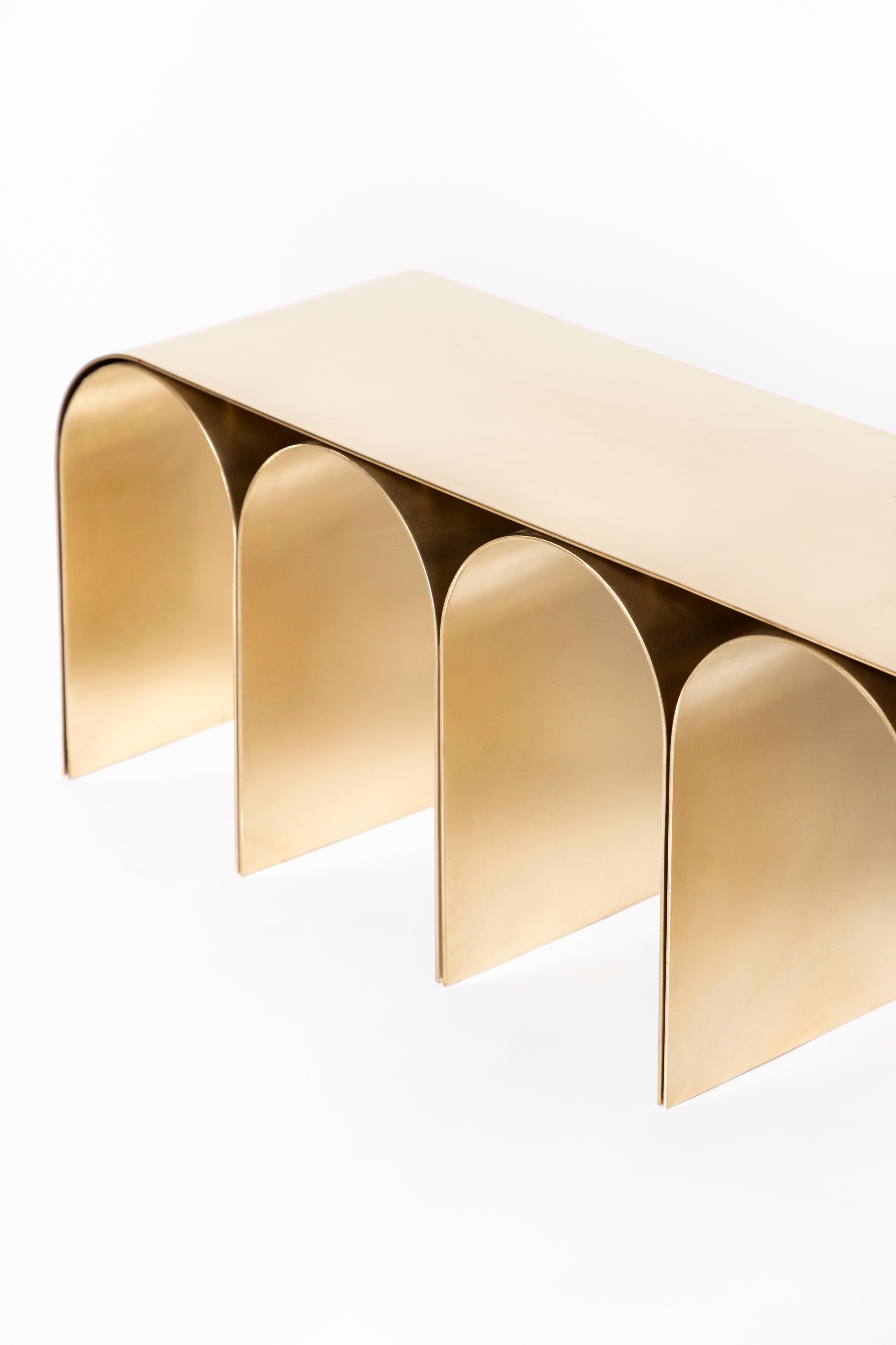 Arch Bench aus Messing mit goldenem Bogen von Pietro Franceschini - Mosmi Naik-Patel 50% (Moderne) im Angebot