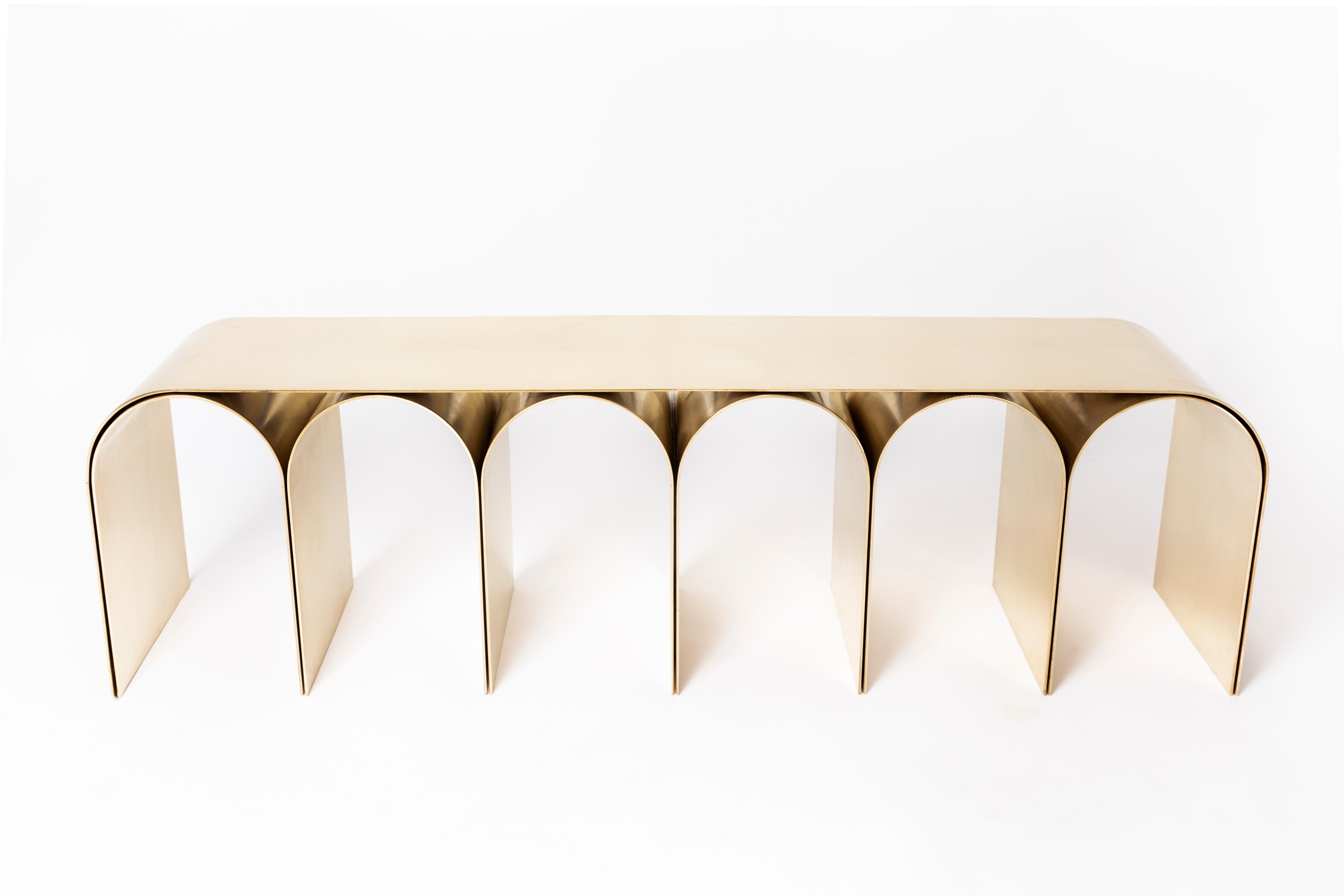 Arch Bench aus Messing mit goldenem Bogen von Pietro Franceschini - Mosmi Naik-Patel 50% (Italienisch) im Angebot