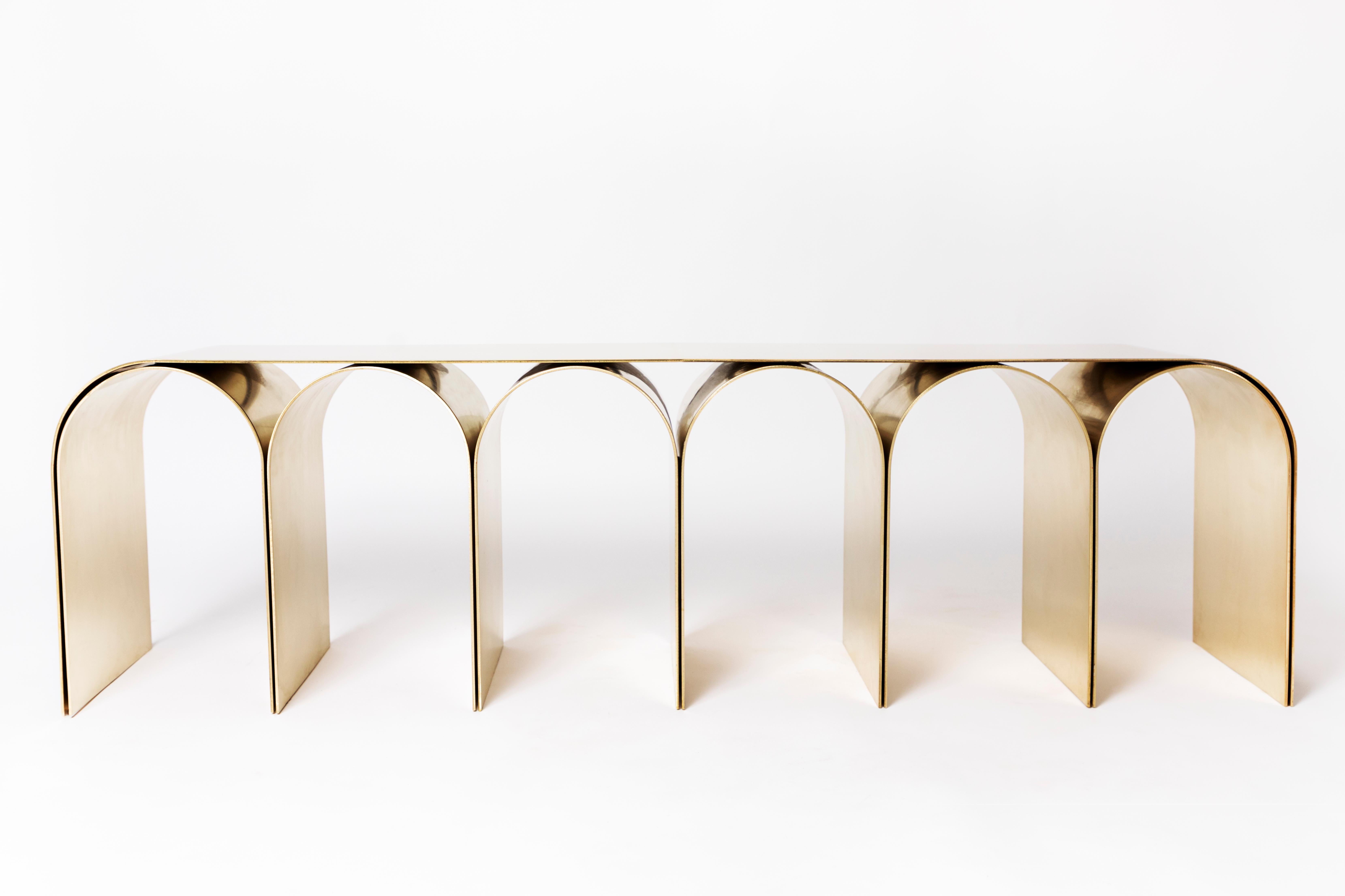 Arch Bench aus Messing mit goldenem Bogen von Pietro Franceschini - Mosmi Naik-Patel 50% im Zustand „Neu“ im Angebot in Geneve, CH