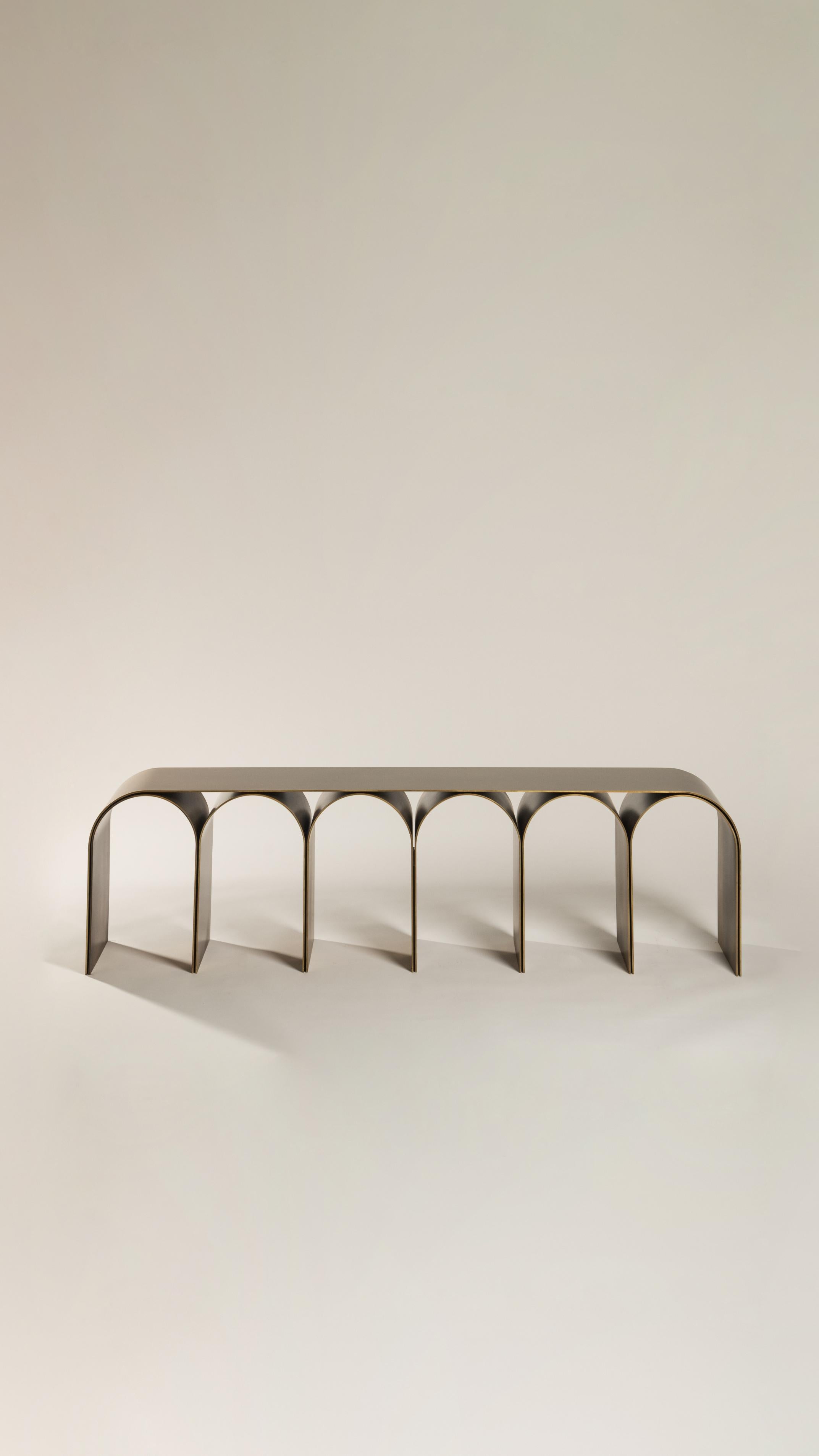 Arch Bench aus Messing mit goldenem Bogen von Pietro Franceschini - Mosmi Naik-Patel 50% (21. Jahrhundert und zeitgenössisch) im Angebot
