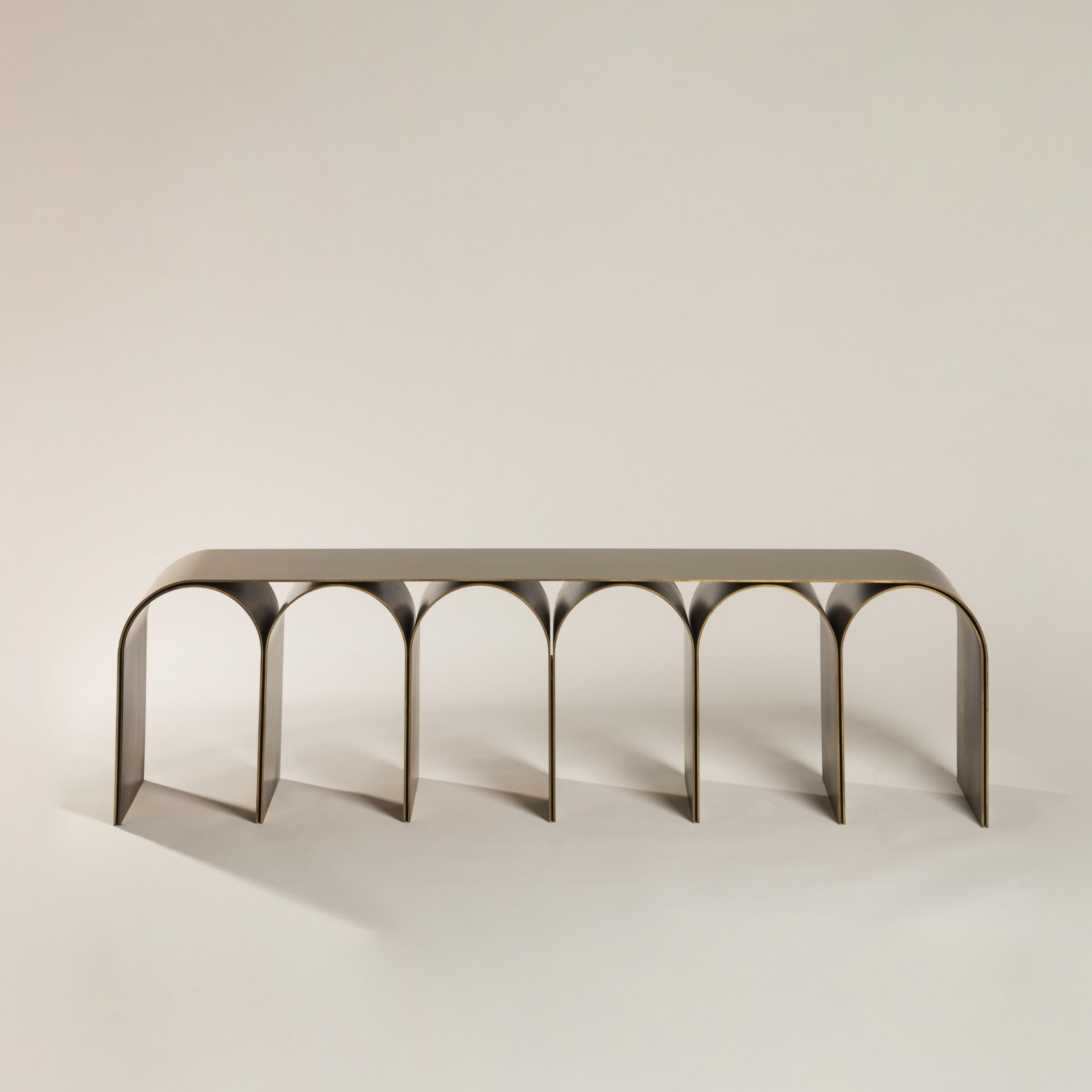 Arch Bench aus Messing mit goldenem Bogen von Pietro Franceschini - Mosmi Naik-Patel 50% im Angebot 1
