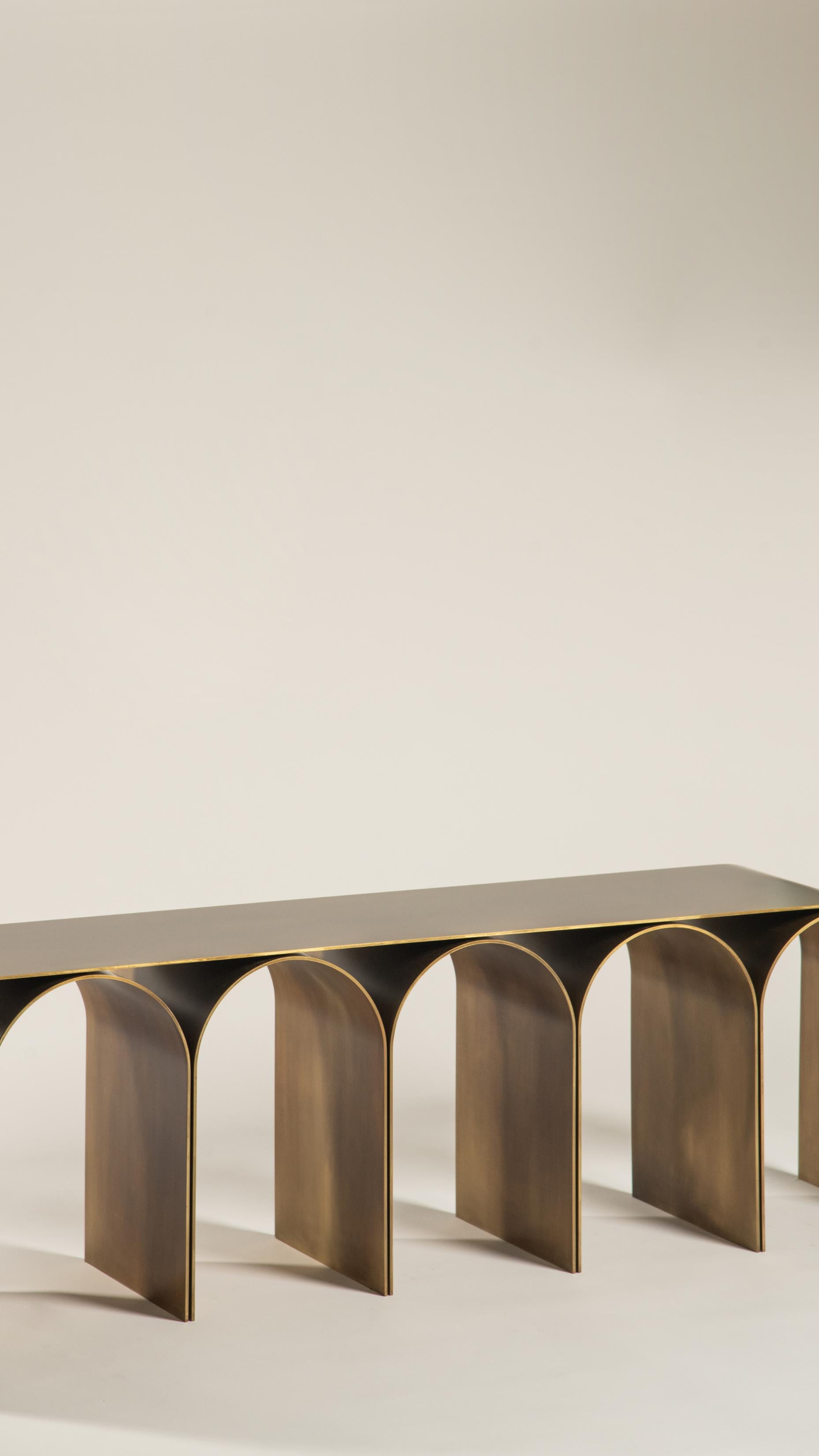 Arch Bench aus Messing mit goldenem Bogen von Pietro Franceschini - Mosmi Naik-Patel 50% im Angebot 2