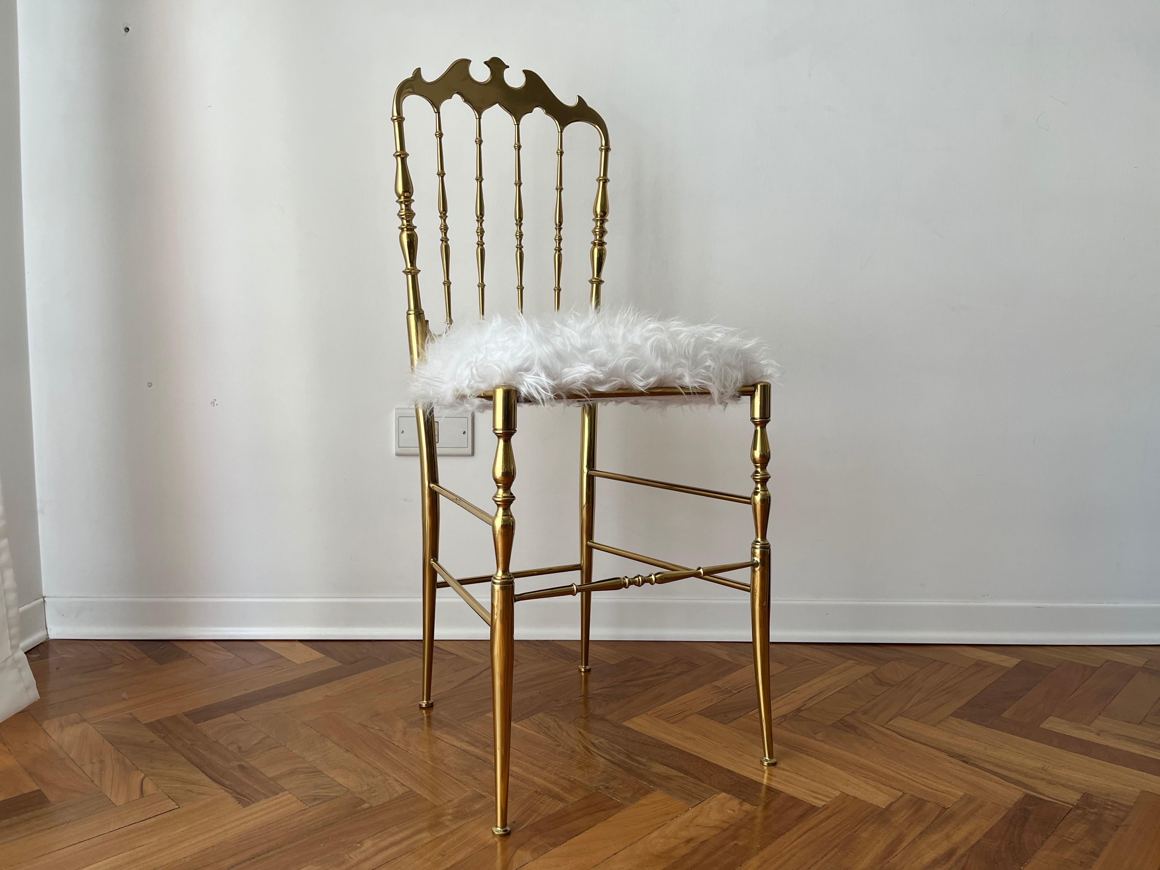 Brass gold chair with white seat 

Perfect condition and particular item for appassionate of design.

 