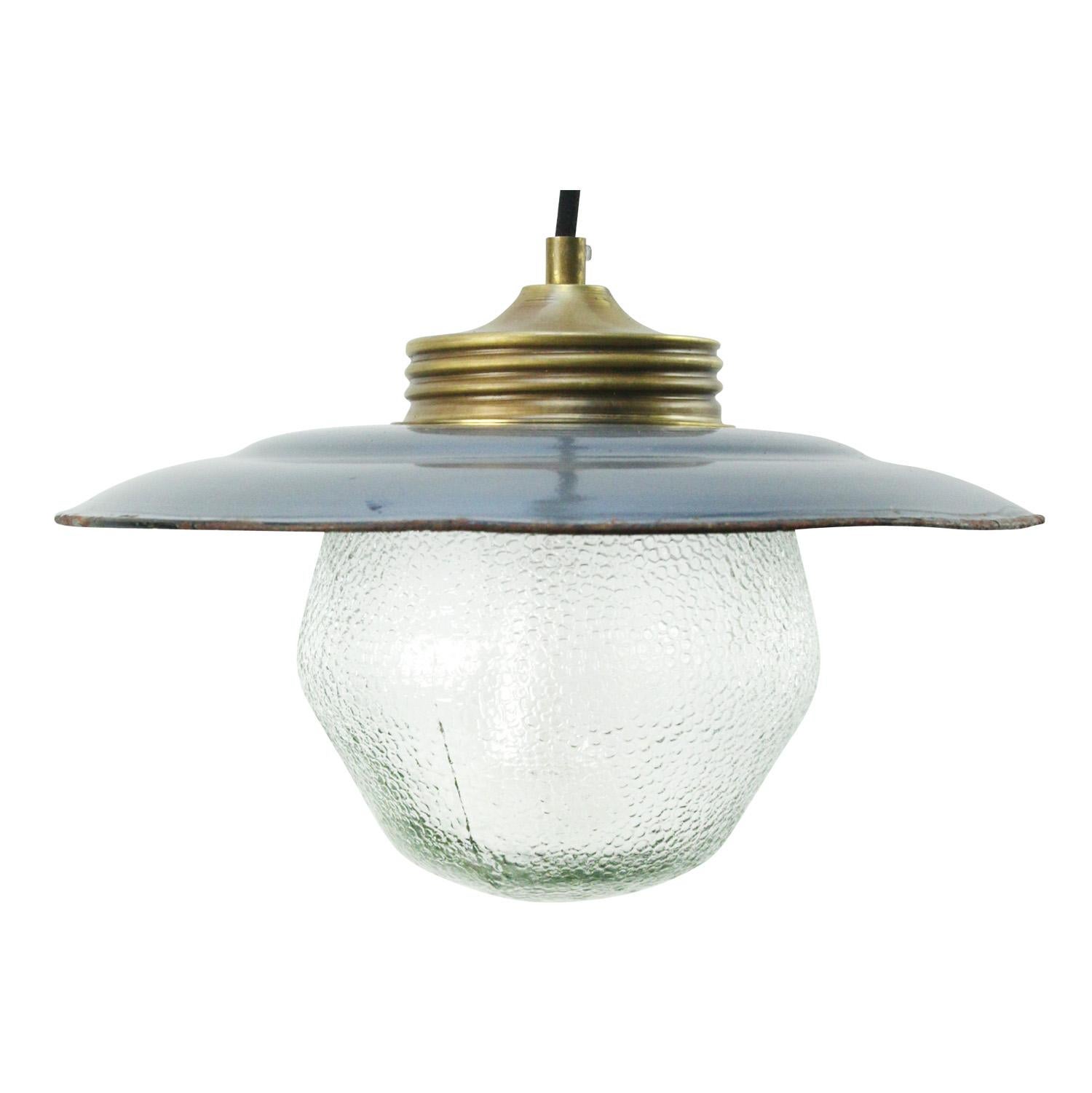 Colgante de latón gris esmaltado Vintage Frosted Glass Light en Bueno estado para la venta en Amsterdam, NL