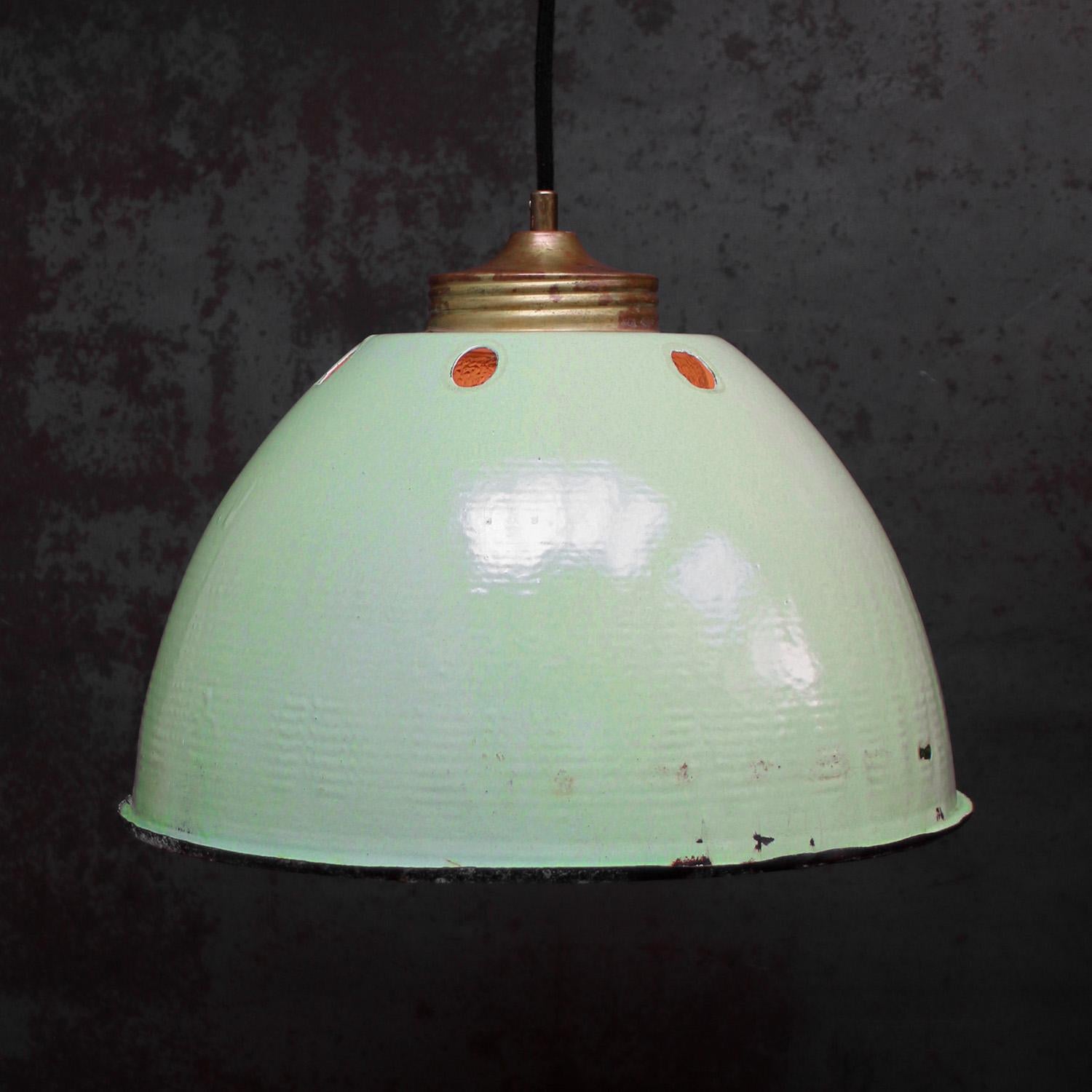 Ciondolo industriale vintage in smalto verde e ottone.
interno bianco e vetro smerigliato

Peso: 3,00 kg / 6,6 lb

Prezzo per singolo articolo. Tutte le lampade sono state rese idonee dagli standard internazionali per le lampadine a incandescenza, a