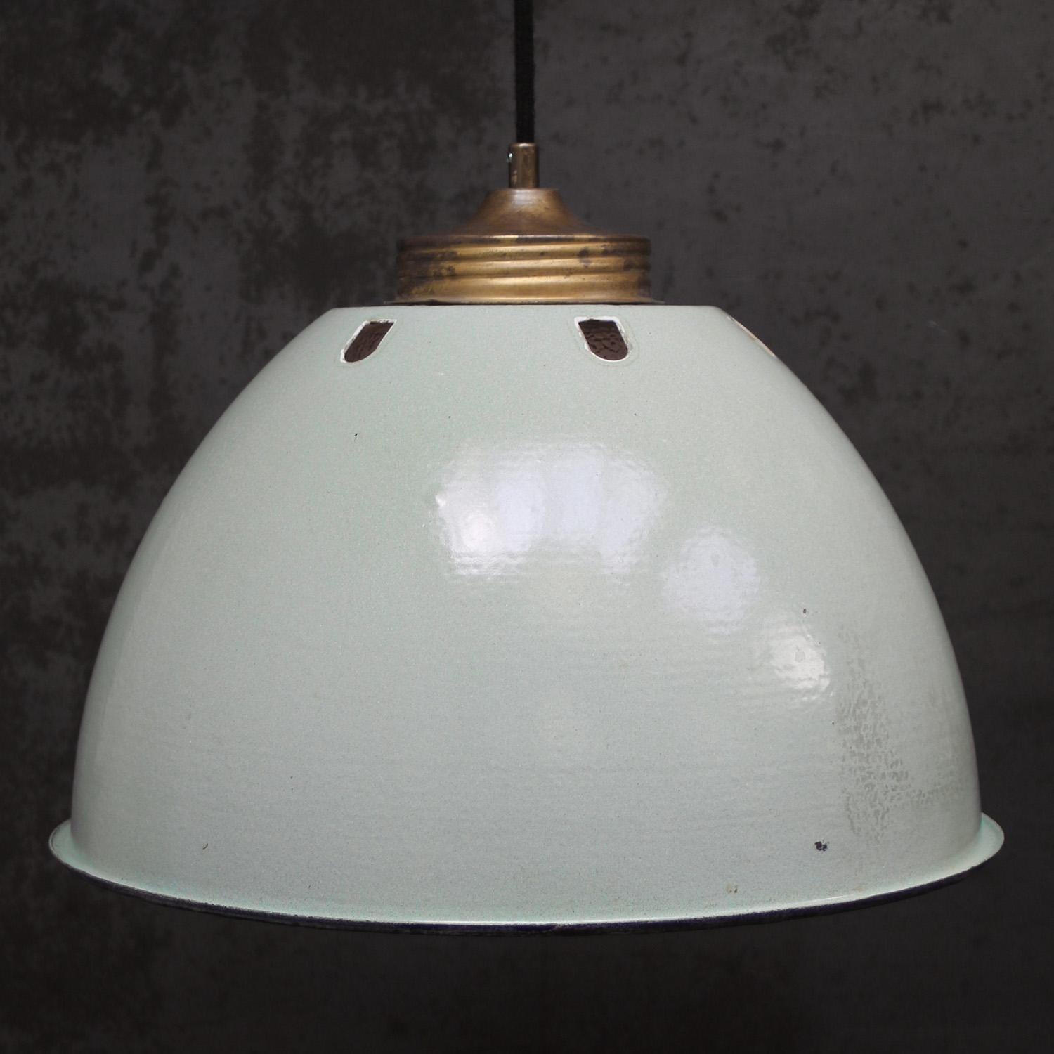 Ciondolo industriale vintage in smalto verde e ottone.
interno bianco e vetro smerigliato

Peso: 3,00 kg / 6,6 lb

Prezzo per singolo articolo. Tutte le lampade sono state rese idonee dagli standard internazionali per le lampadine a incandescenza, a