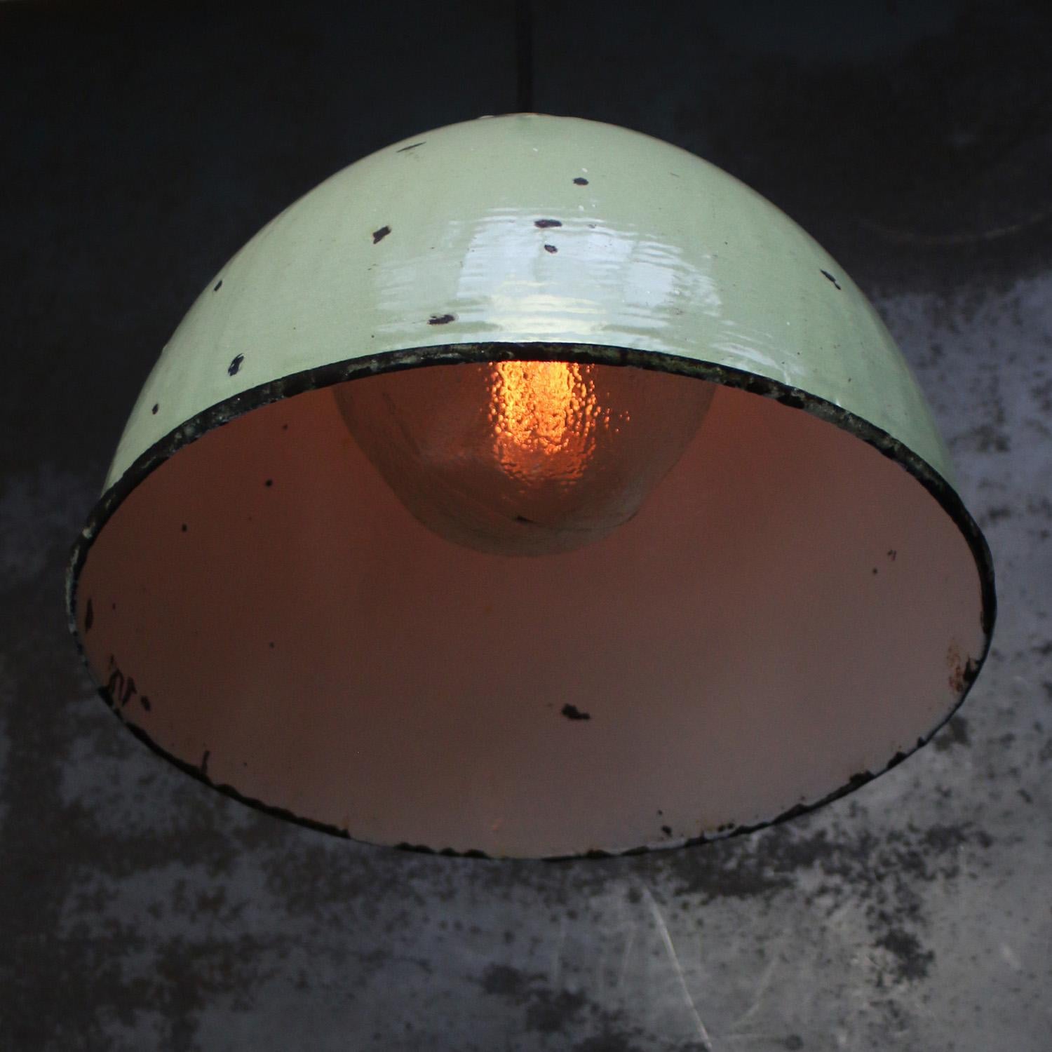 Colgante industrial vintage de esmalte verde con remate de latón.
interior blanco y cristal esmerilado

Peso: 3,00 kg / 6,6 lb

Precio por unidad. Todas las lámparas se han adecuado a las normas internacionales para bombillas incandescentes, de bajo