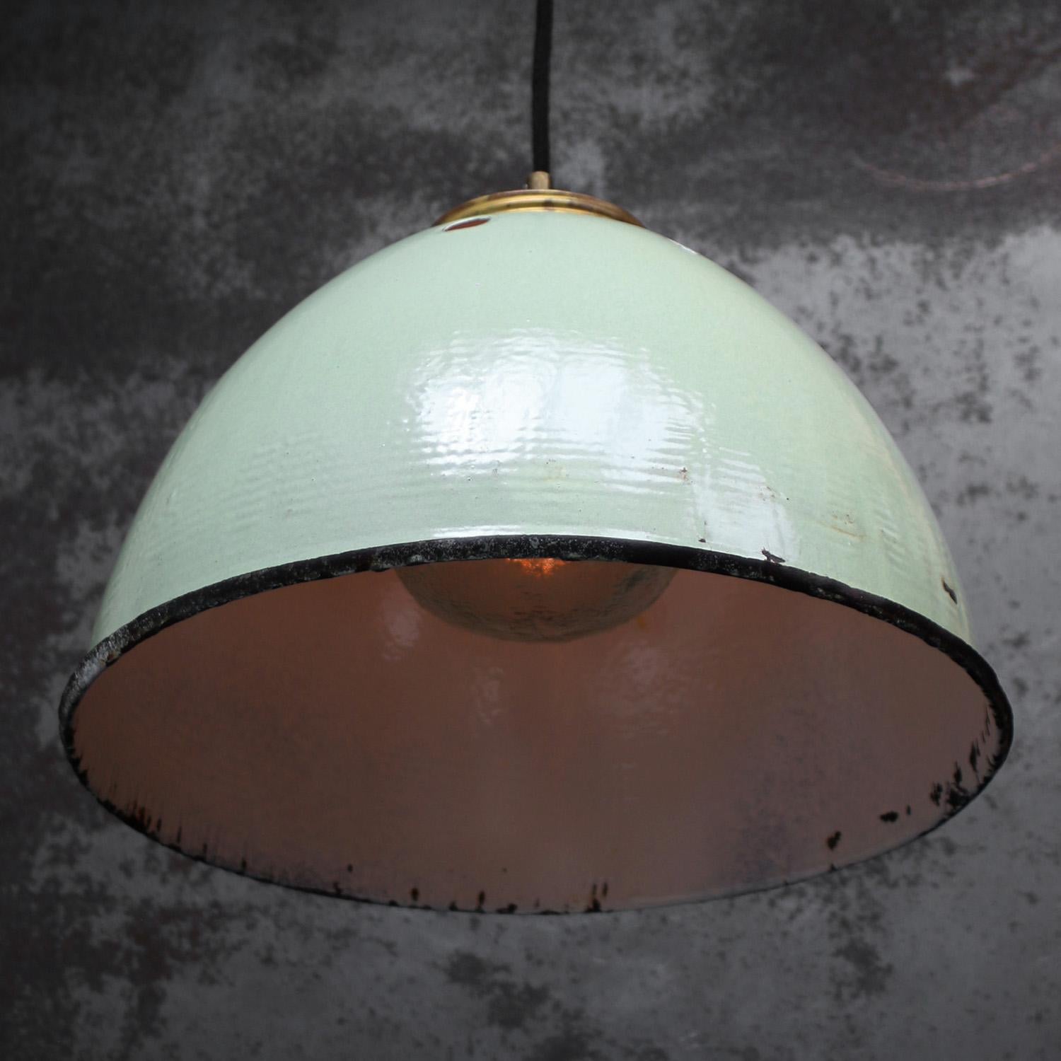Industriale Ciondolo in ottone con smalto verde e vetro smerigliato vintage in vendita
