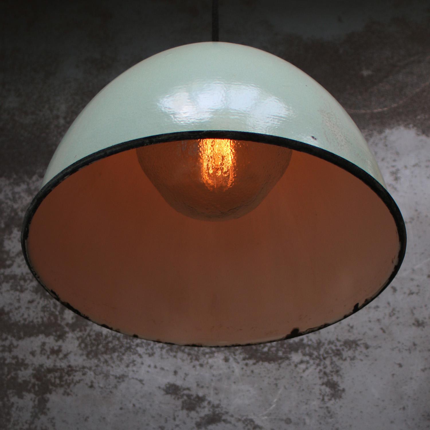 Industriale Ciondolo in ottone con smalto verde e vetro smerigliato vintage in vendita