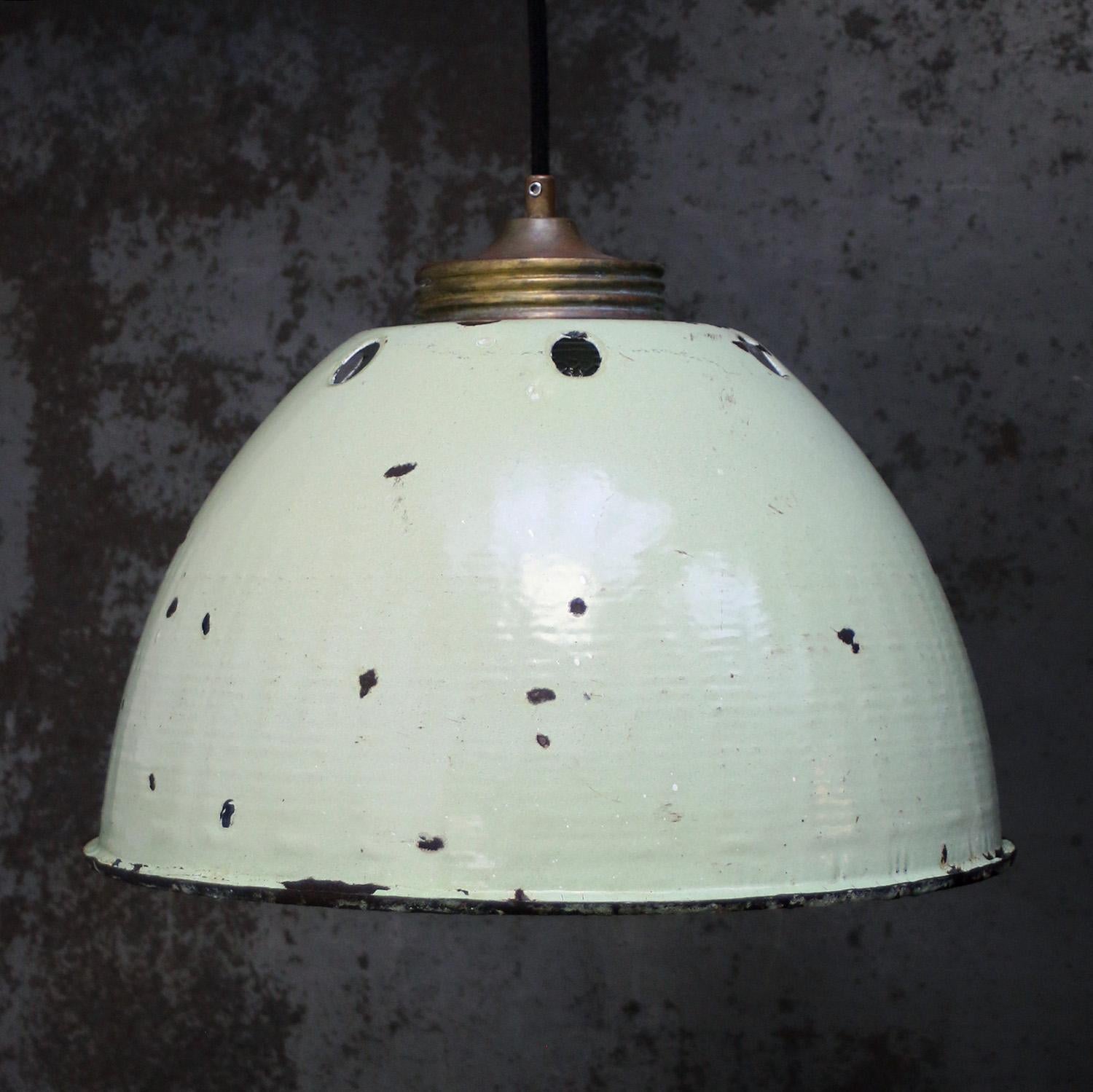 Lámparas colgantes de latón verde esmaltado vintage de vidrio esmerilado Industrial en venta