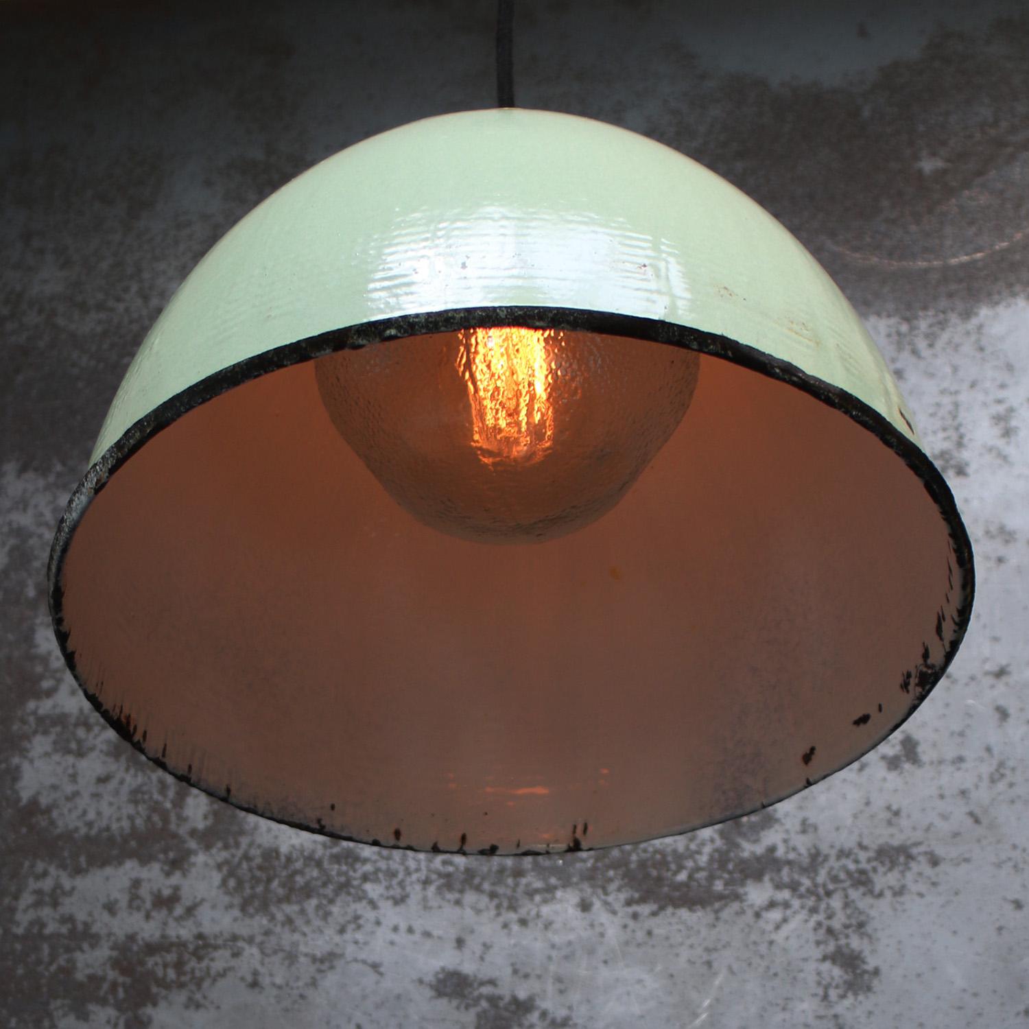 Ucraino Ciondolo in ottone con smalto verde e vetro smerigliato vintage in vendita