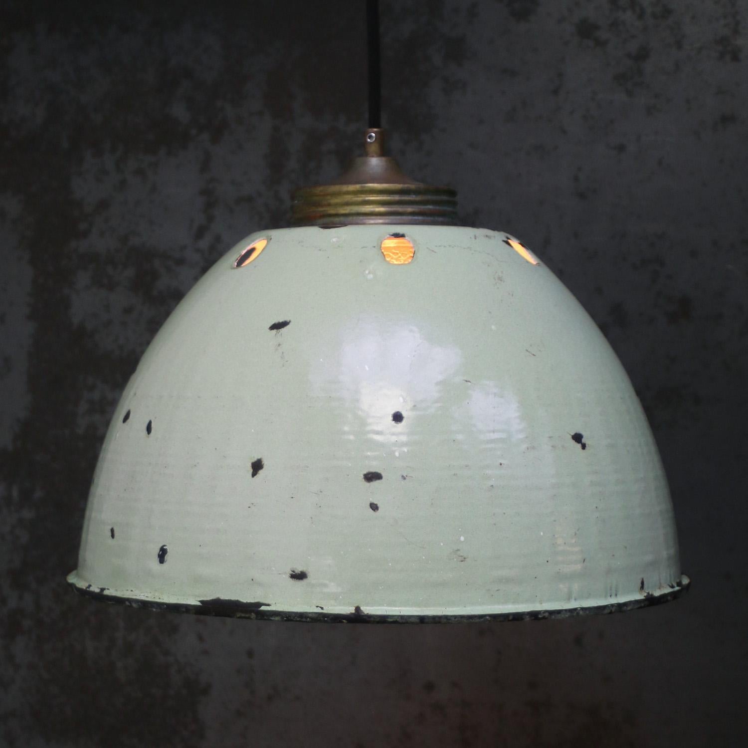 Lámparas colgantes de latón verde esmaltado vintage de vidrio esmerilado Ucraniano en venta