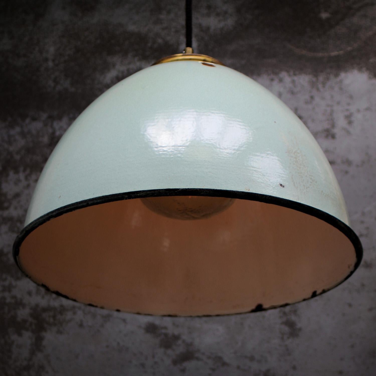 Satinato Ciondolo in ottone con smalto verde e vetro smerigliato vintage in vendita