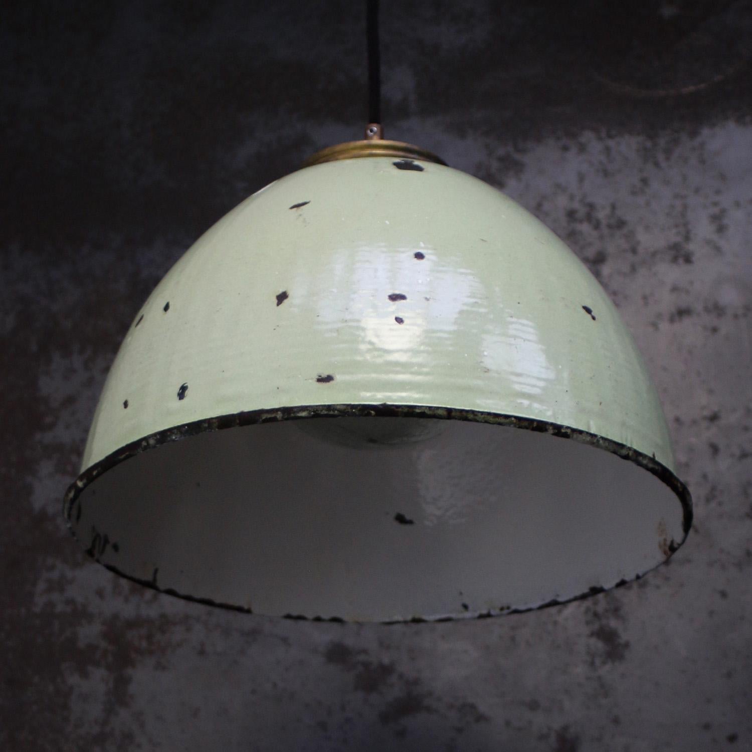 Lámparas colgantes de latón verde esmaltado vintage de vidrio esmerilado Escarchado en venta