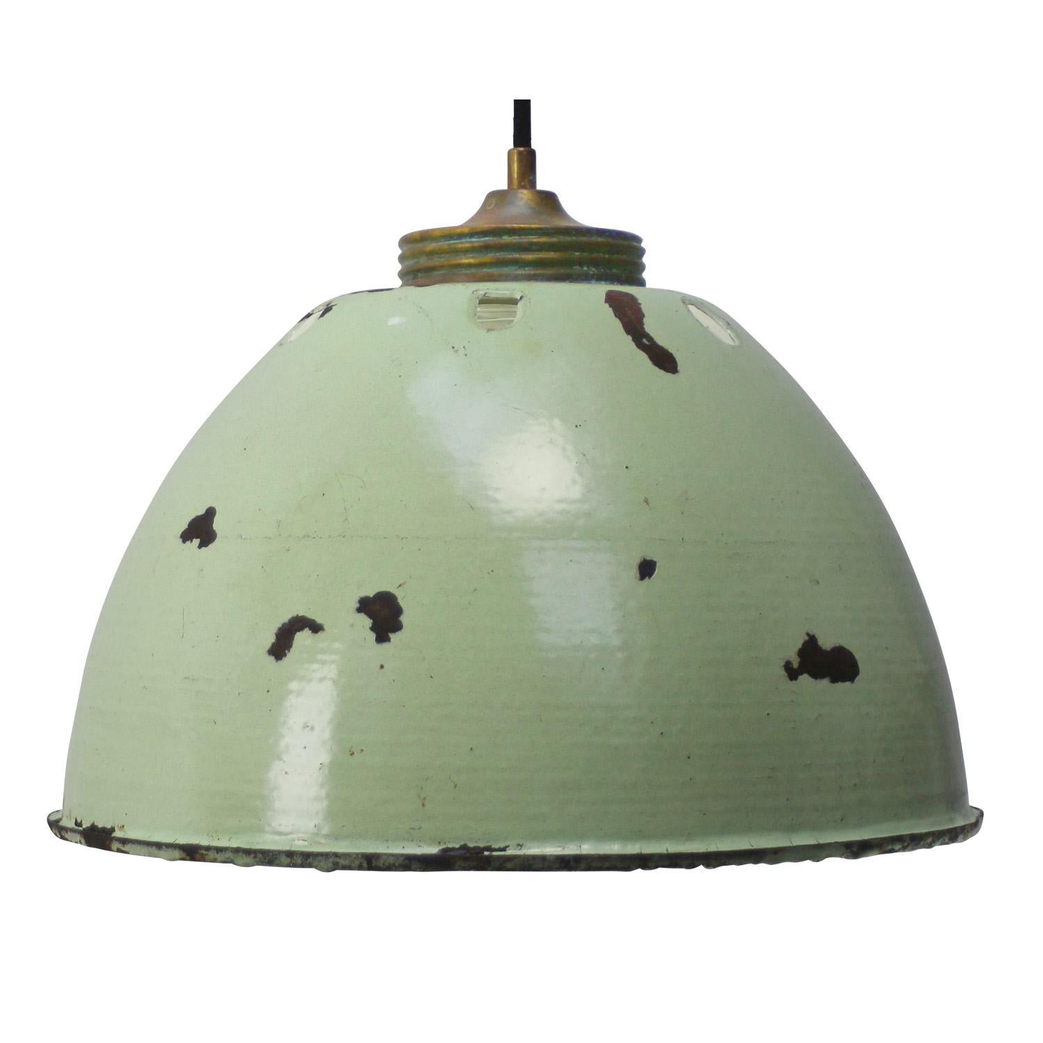 Lámparas colgantes de latón verde esmaltado vintage de vidrio esmerilado en Bueno estado para la venta en Amsterdam, NL