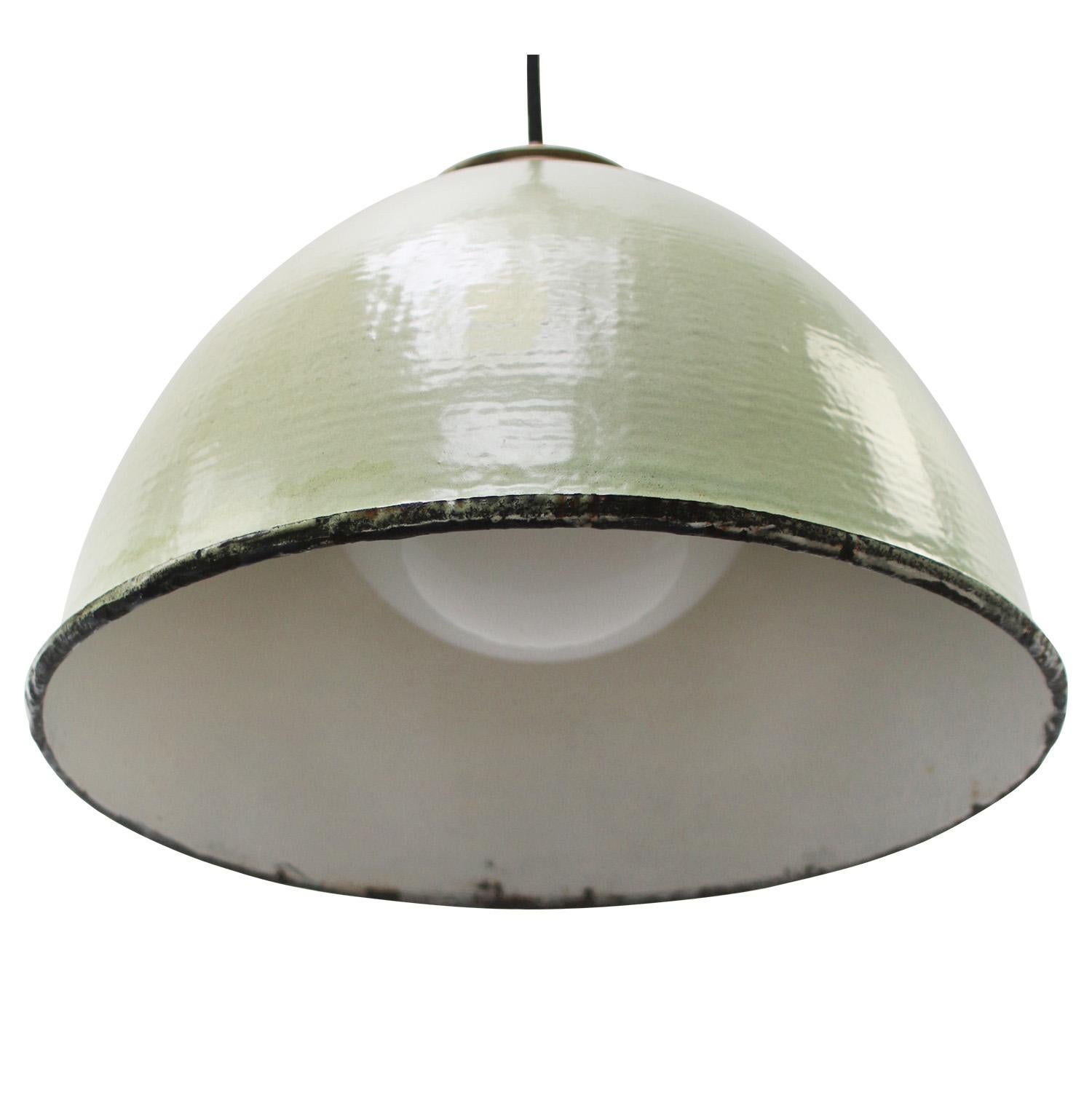 Messing Grün Emaille Vintage Opalglas Lights Pendelleuchten (Industriell) im Angebot
