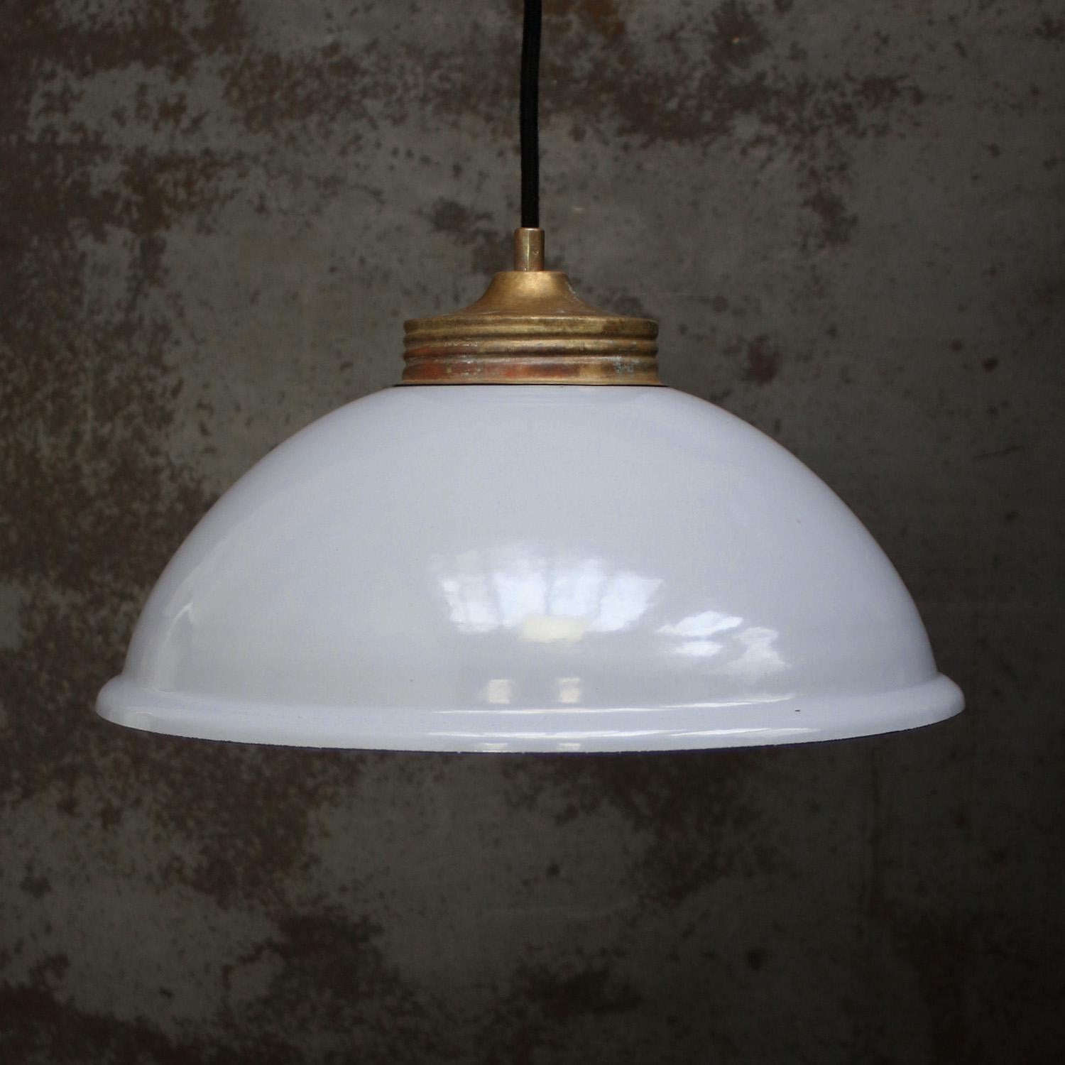 Pendente industriale vintage in smalto bianco e ottone.
interni bianchi

Peso: 1,20 kg / 2,6 lb

Prezzo per singolo articolo. Tutte le lampade sono state rese idonee dagli standard internazionali per le lampadine a incandescenza, a risparmio
