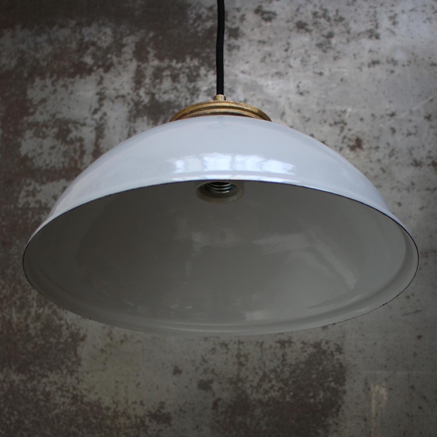 Polacco Lampade a sospensione industriali vintage in ottone e smalto grigio in vendita