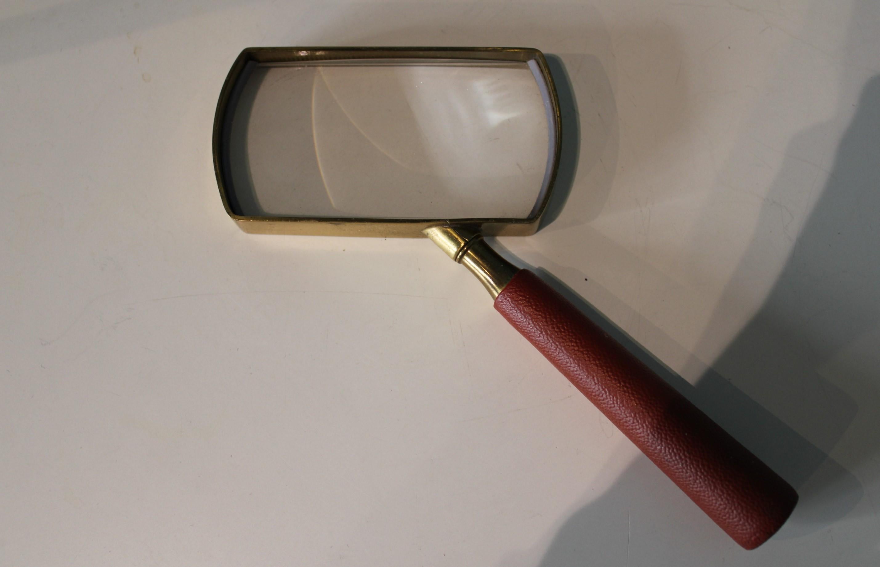 Rectangular brass hand magnifying glass, vintage

Dimensions : 
Dial 10 x 5 x 2 cm
Handle 13 x diam 2 cm.