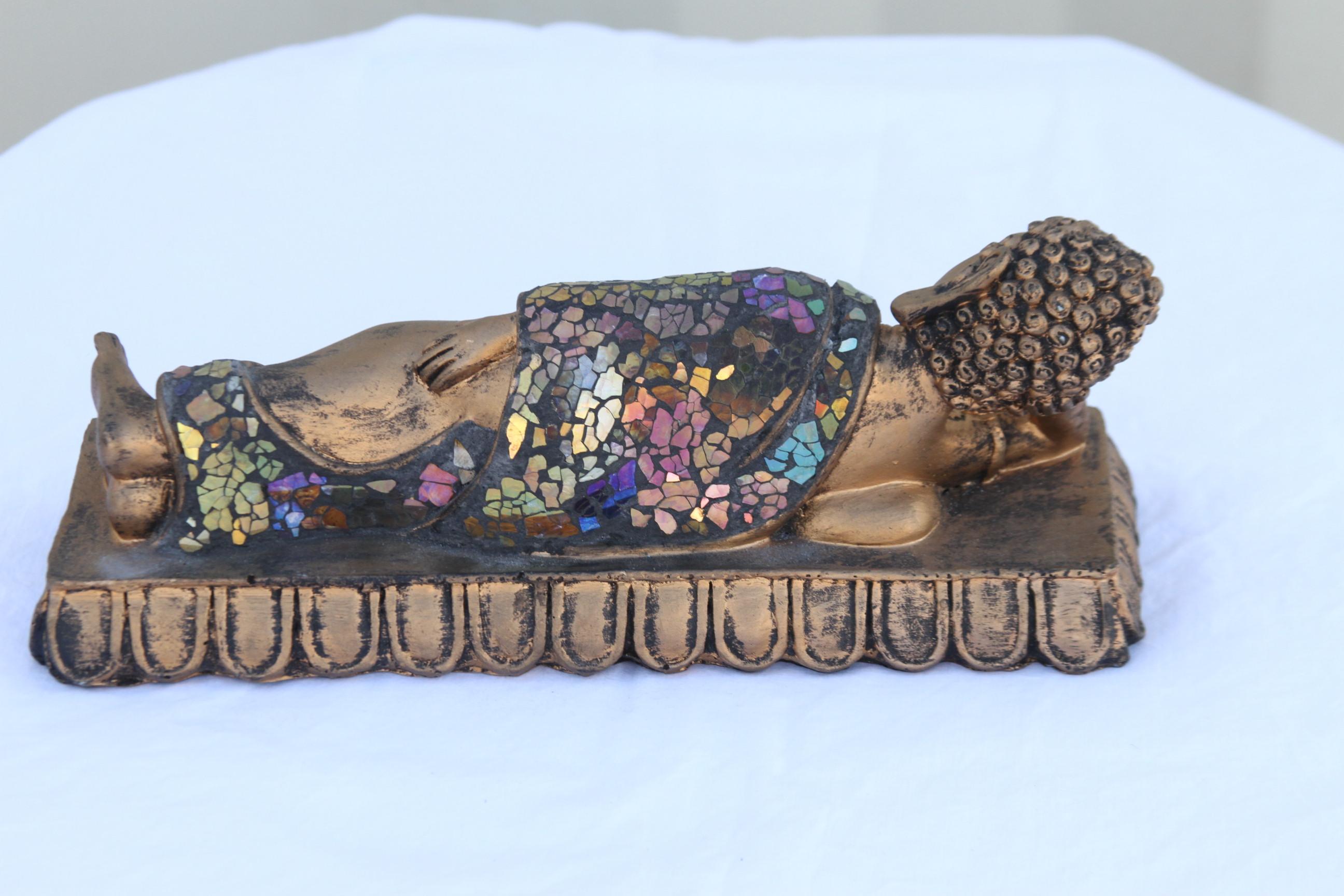 Questa è una scultura della Divinità Buddha che dorme. È una fusione, dipinta in oro e colori Jewell. 