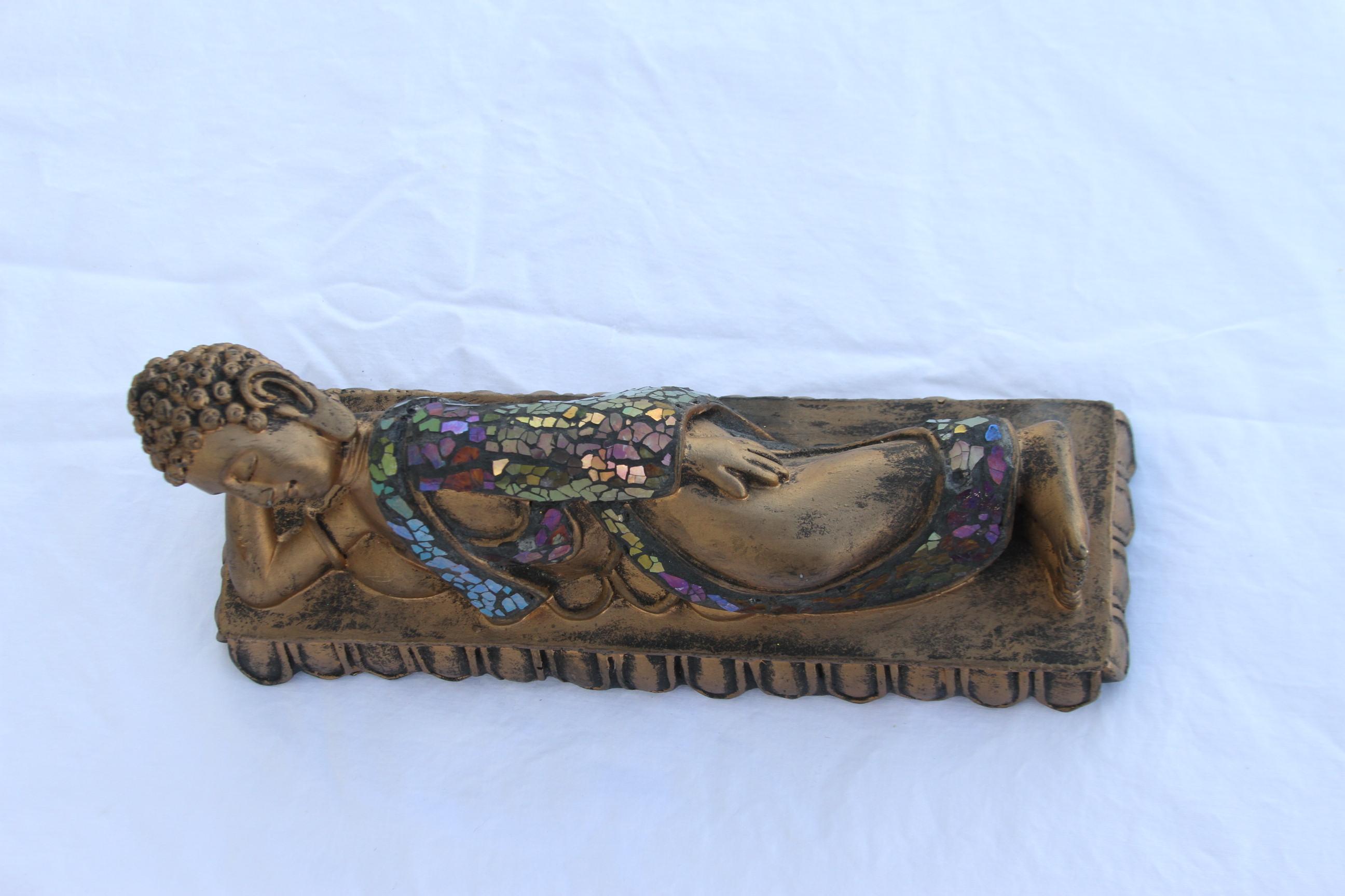 Thailandese Scultura di Buddha dormiente dipinta a mano in ottone in vendita