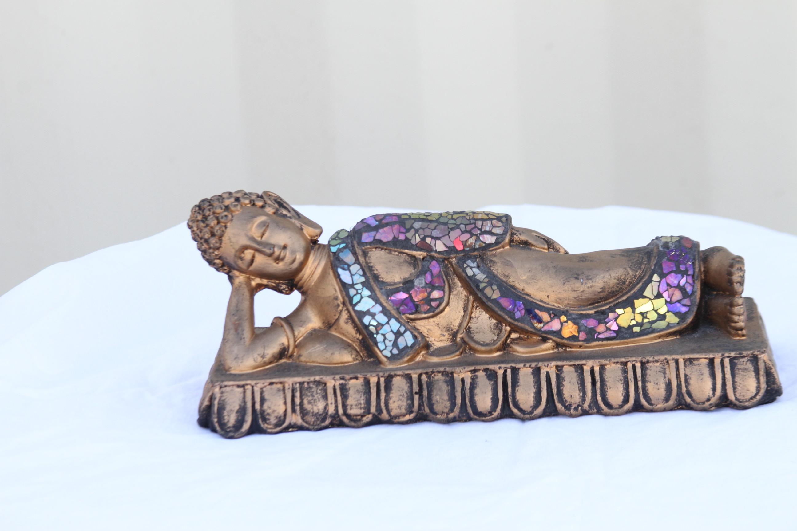 Scultura di Buddha dormiente dipinta a mano in ottone In condizioni buone in vendita a Pasadena, TX