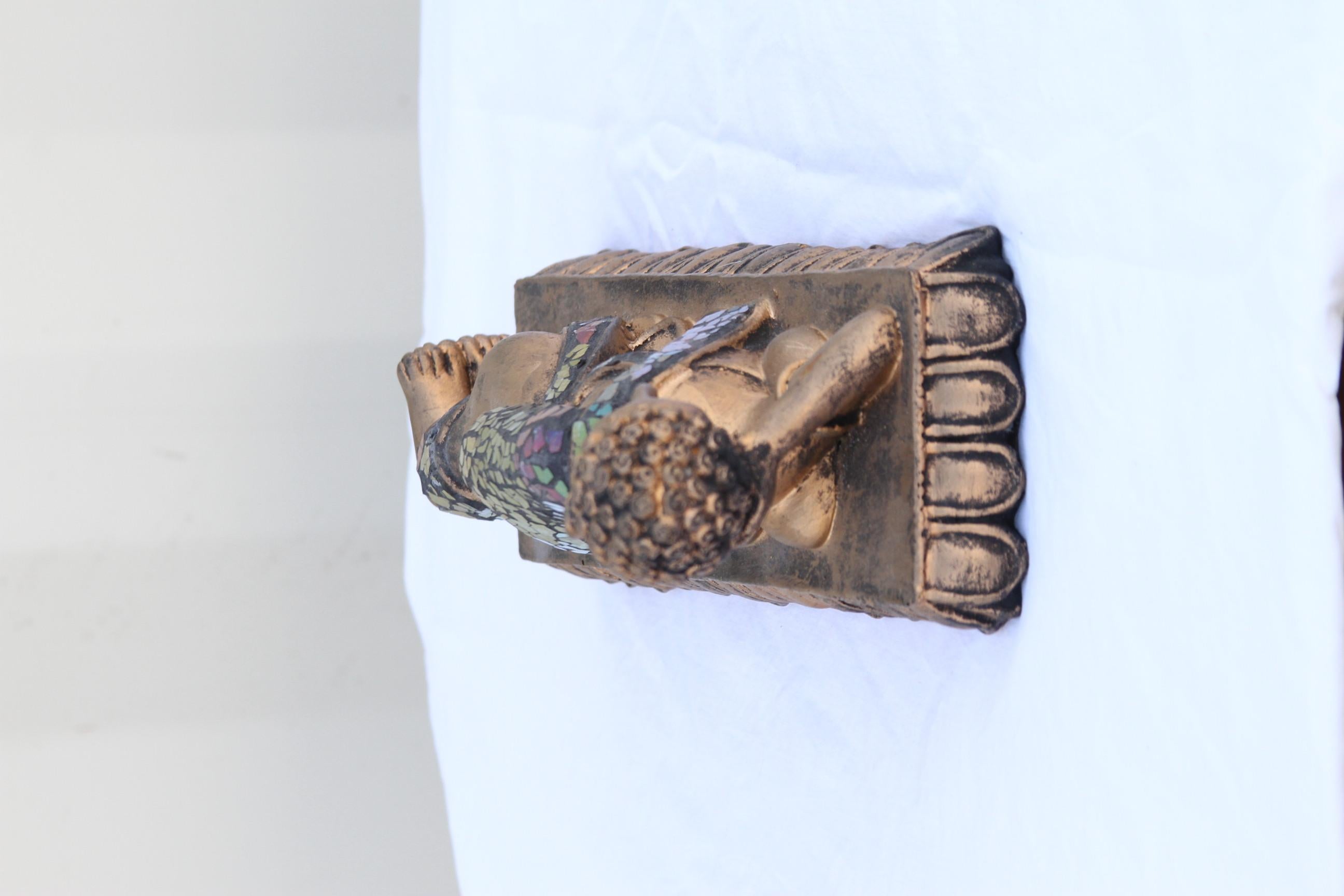 XX secolo Scultura di Buddha dormiente dipinta a mano in ottone in vendita