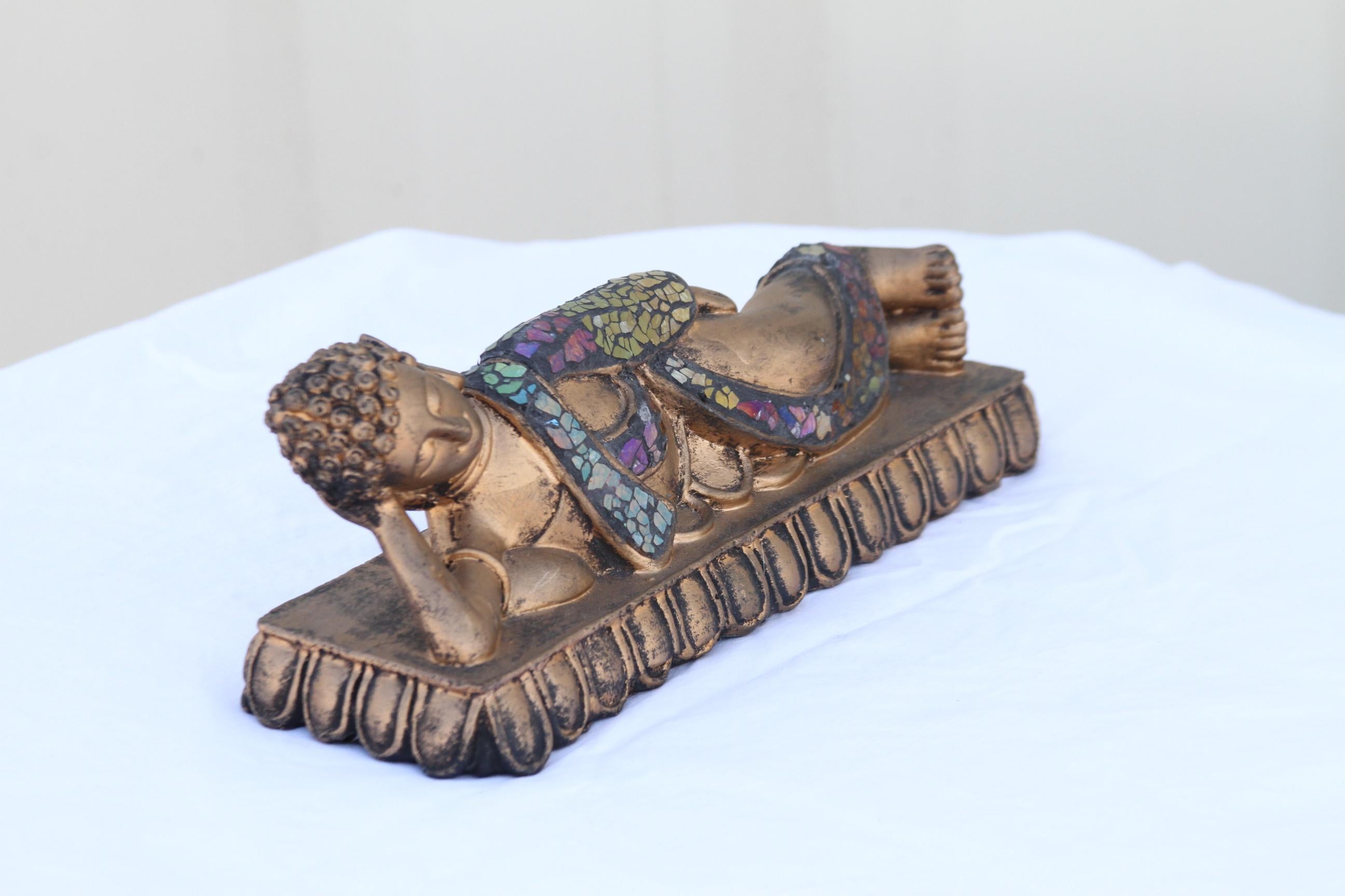 Ottone Scultura di Buddha dormiente dipinta a mano in ottone in vendita