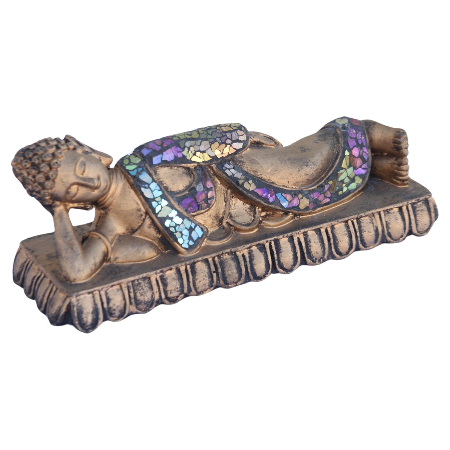 Scultura di Buddha dormiente dipinta a mano in ottone in vendita