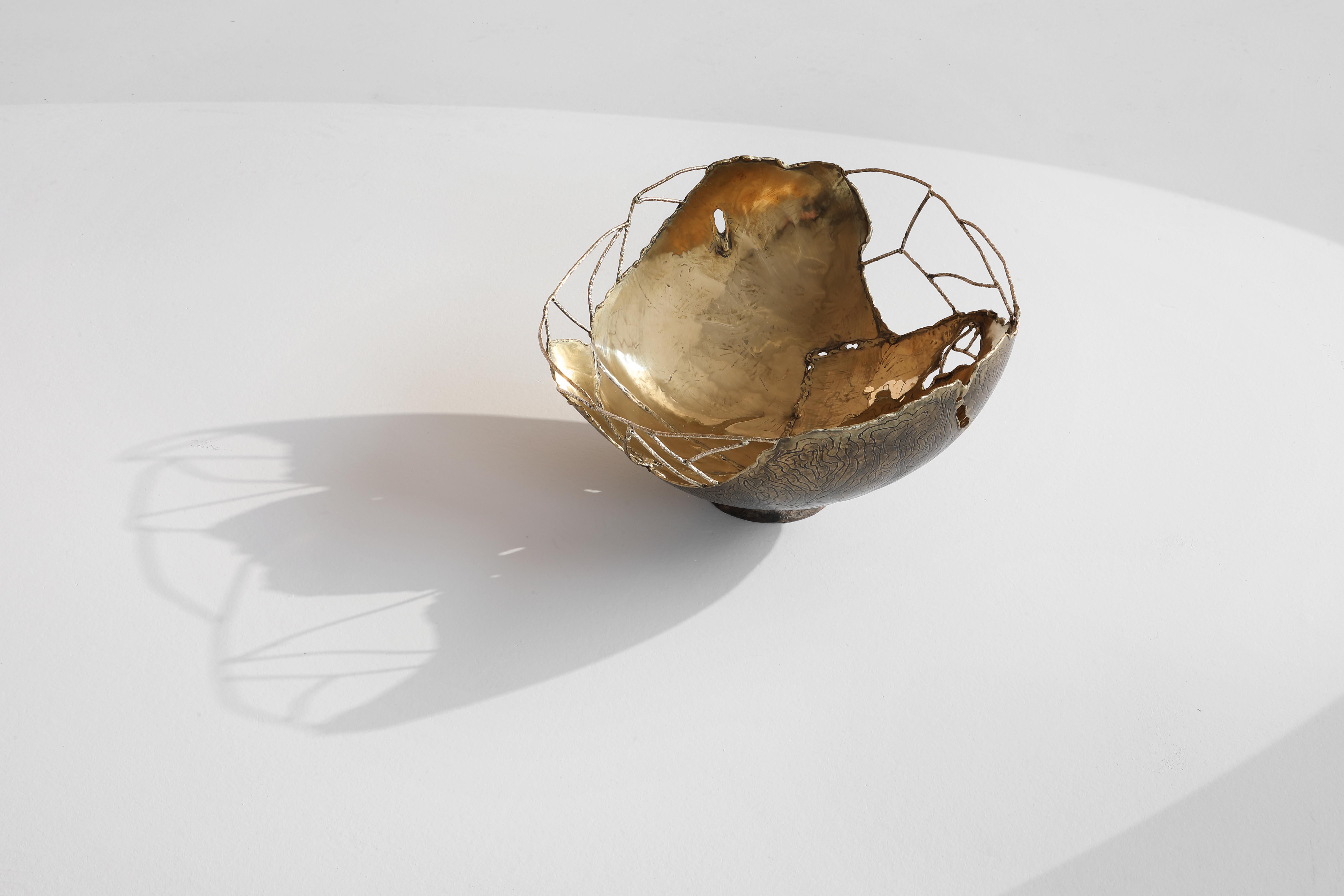 Cuenco contemporáneo decorativo de latón esculpido a mano por Samuel Costantini en venta 5