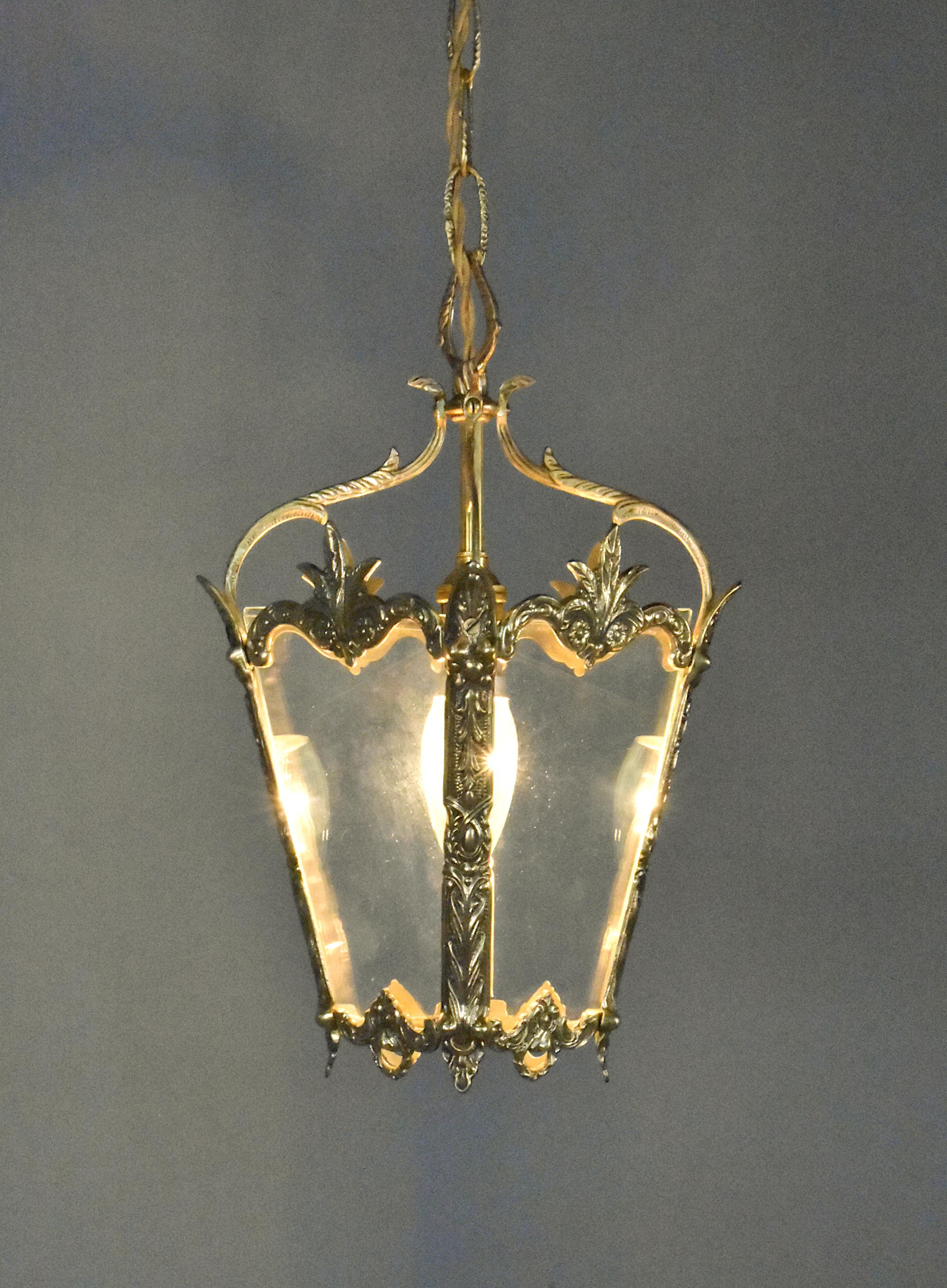 Lanterna a sospensione in ottone in stile Luigi XVI In condizioni buone in vendita a SAINTE-COLOMBE, FR