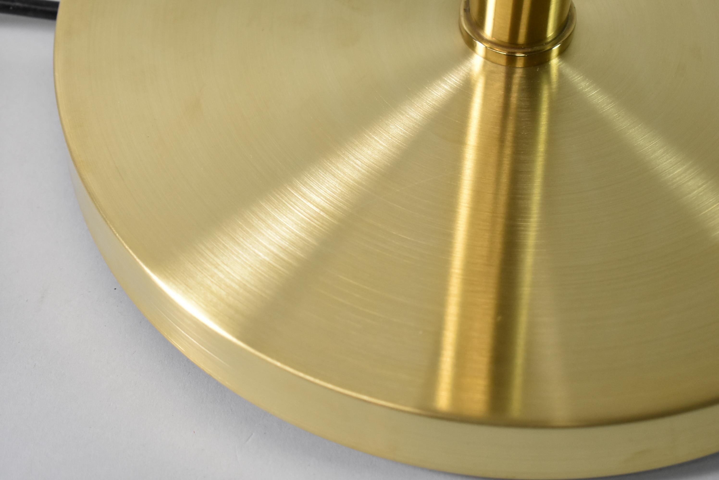 Brass Hansen Mid-Century Modern Adjustable Floor Lamp In Good Condition For Sale In Toledo, OH