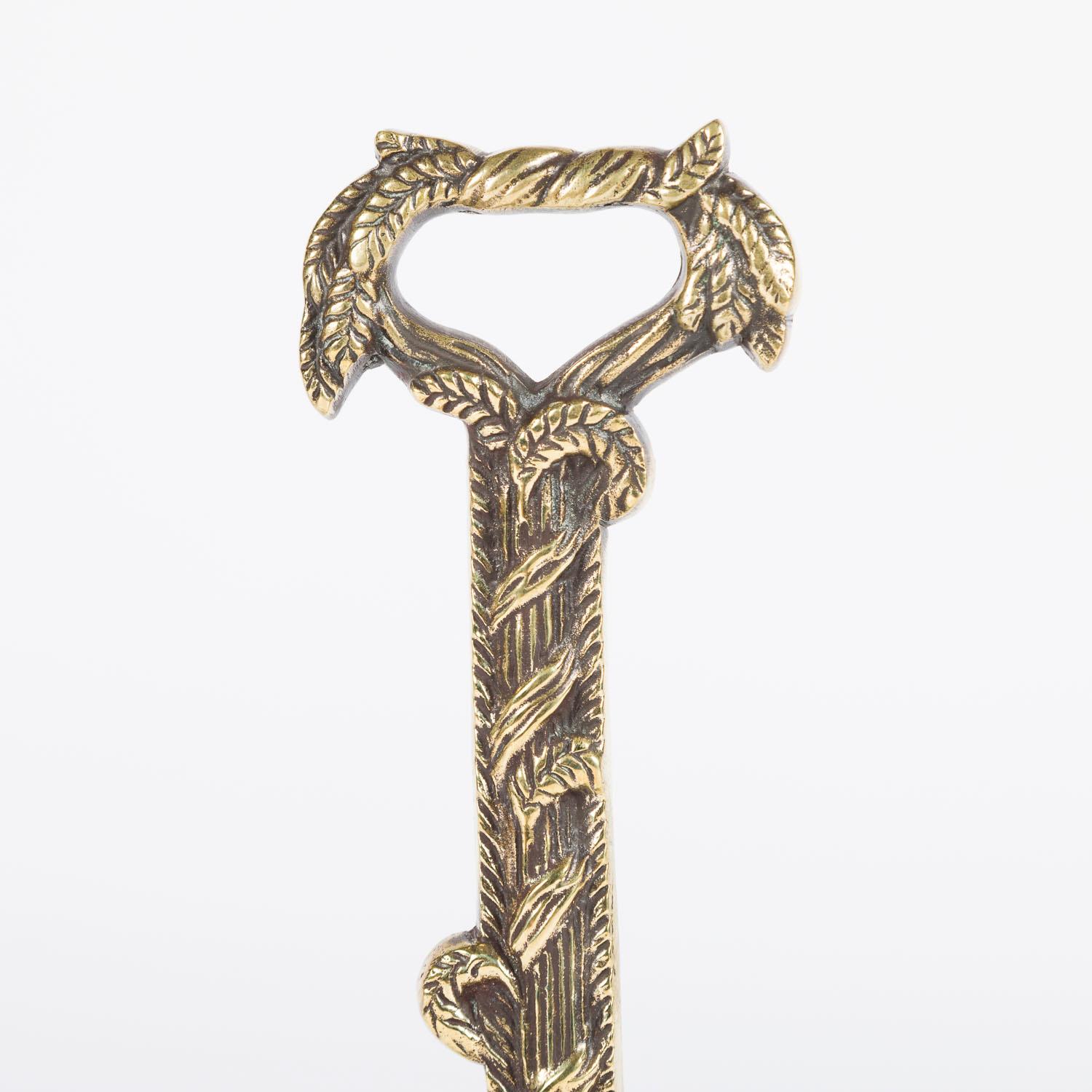 A 19th century brass harvest basket door porter.

The handle formed of intertwined wheat and the base in the form of a wicker basket containing cherries and flowers.

Iron weight base.

Weight. 2.5 kilos.