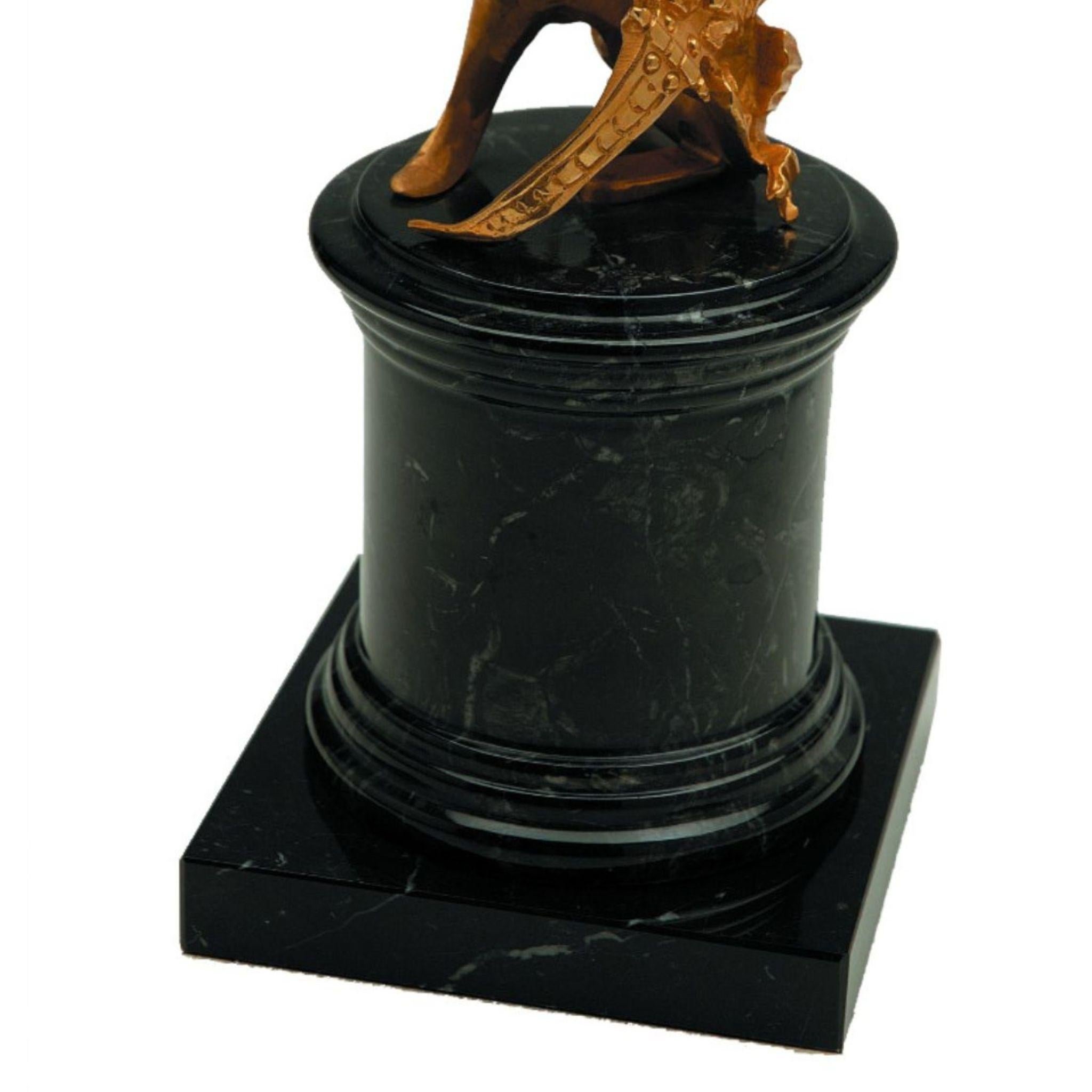 Arthur decorative natural brass helm with black marble base In New Condition For Sale In Firenze, FI