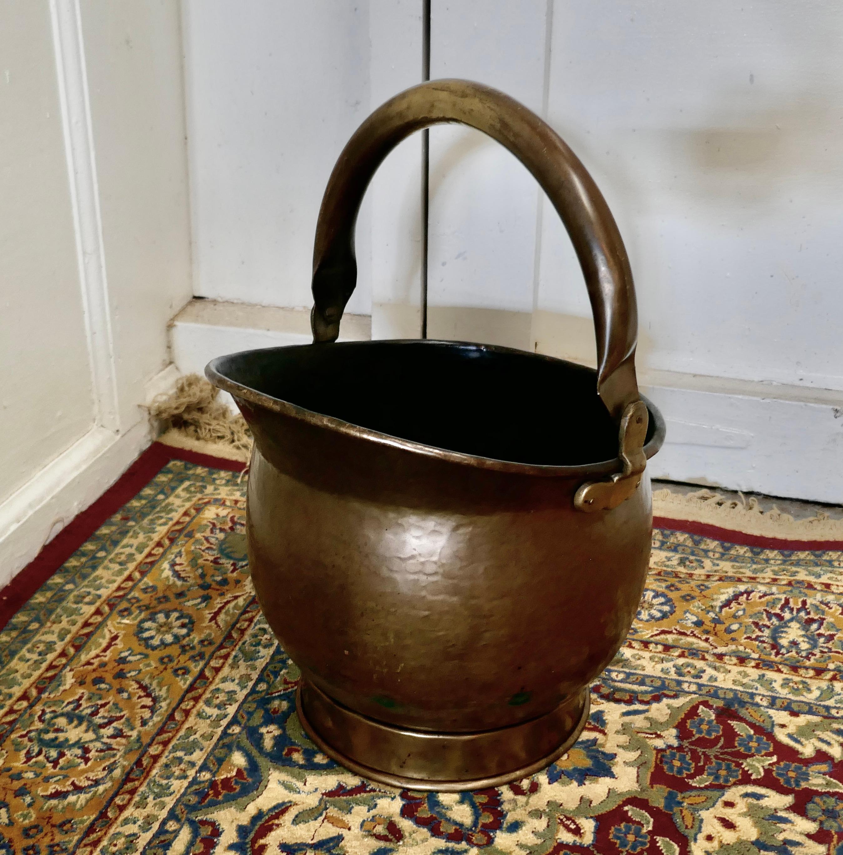 Brass Helmet Coal Scuttle  In Good Condition For Sale In Chillerton, Isle of Wight