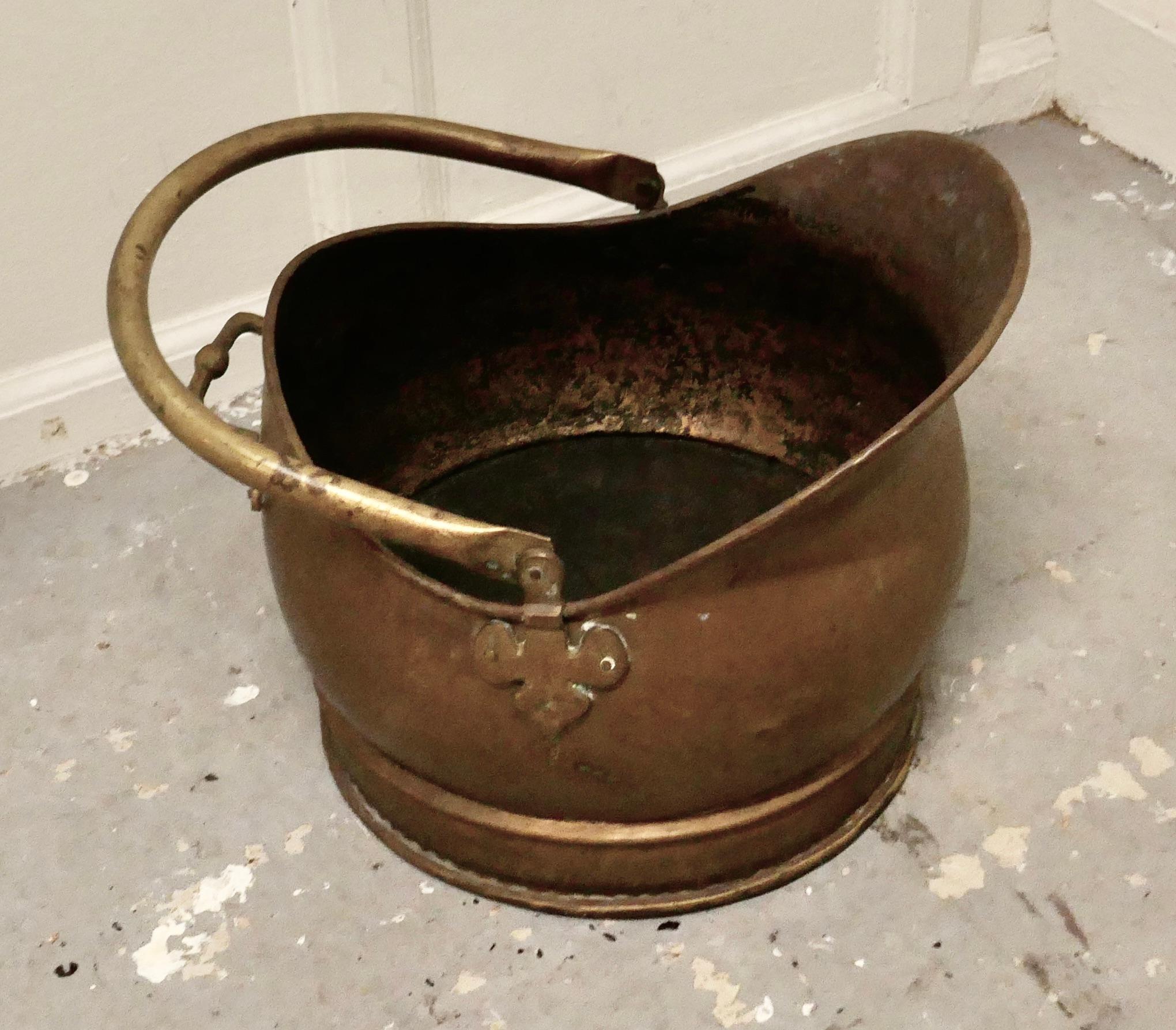 Brass Helmet Coal Scuttle In Good Condition For Sale In Chillerton, Isle of Wight
