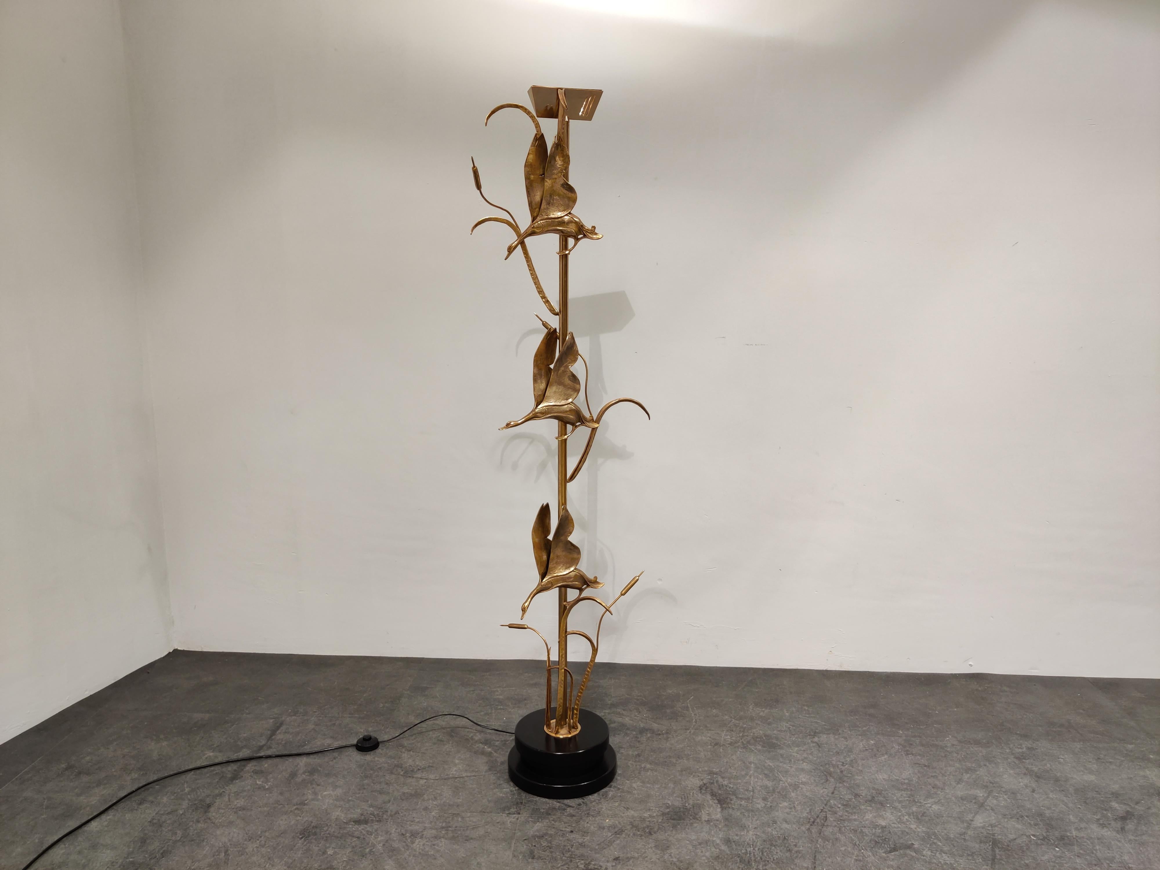Rare and beautiful floor lamp designed by Lanciotto Galeotti for l'Originale.

The lamp depicts flying herons in a natural setting.

High quality brass and a round black wooden base. 

A real eyecatcher.

tested and ready to use.

1970s,