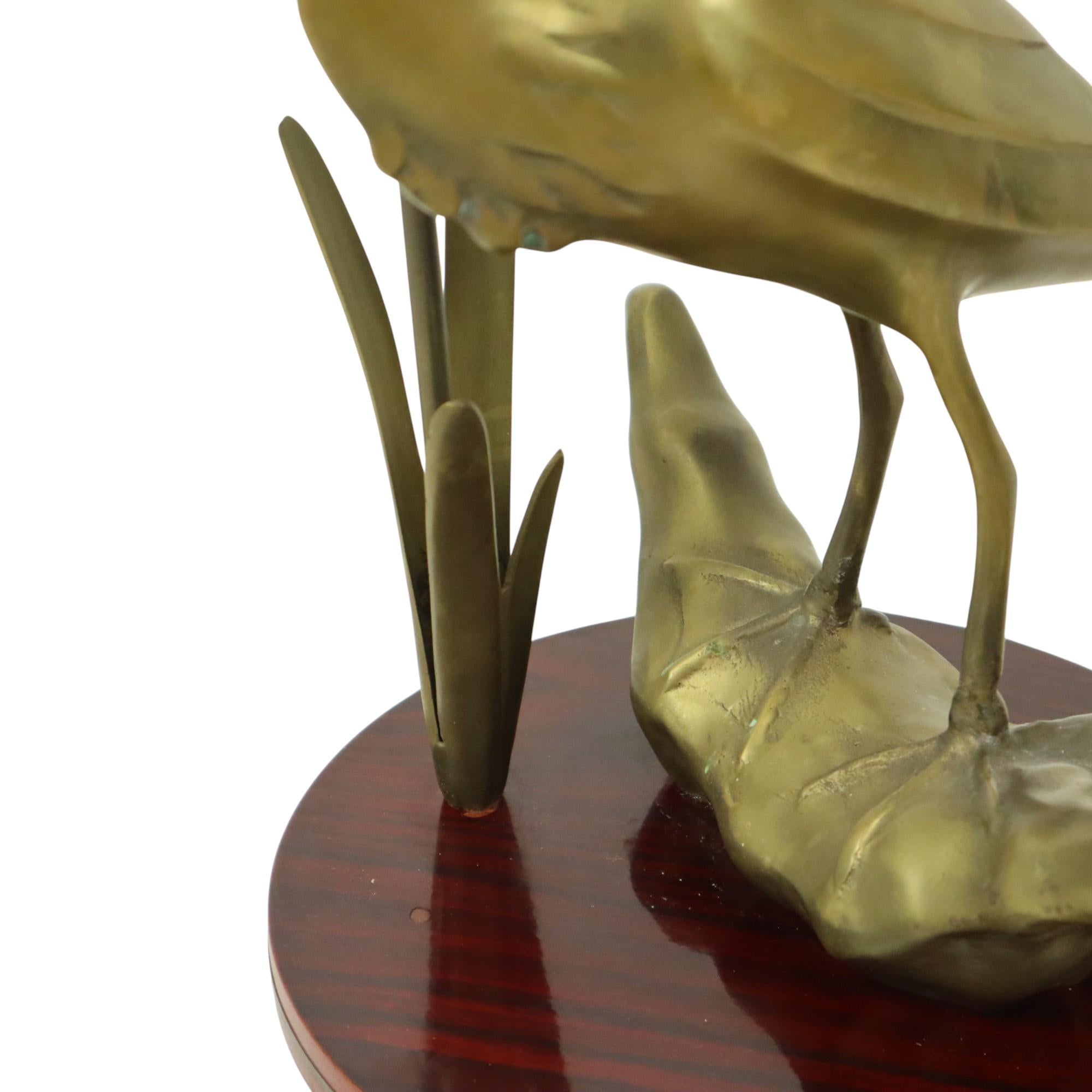 Statua di airone in ottone su base di legno Hollywood Regency in vendita 3