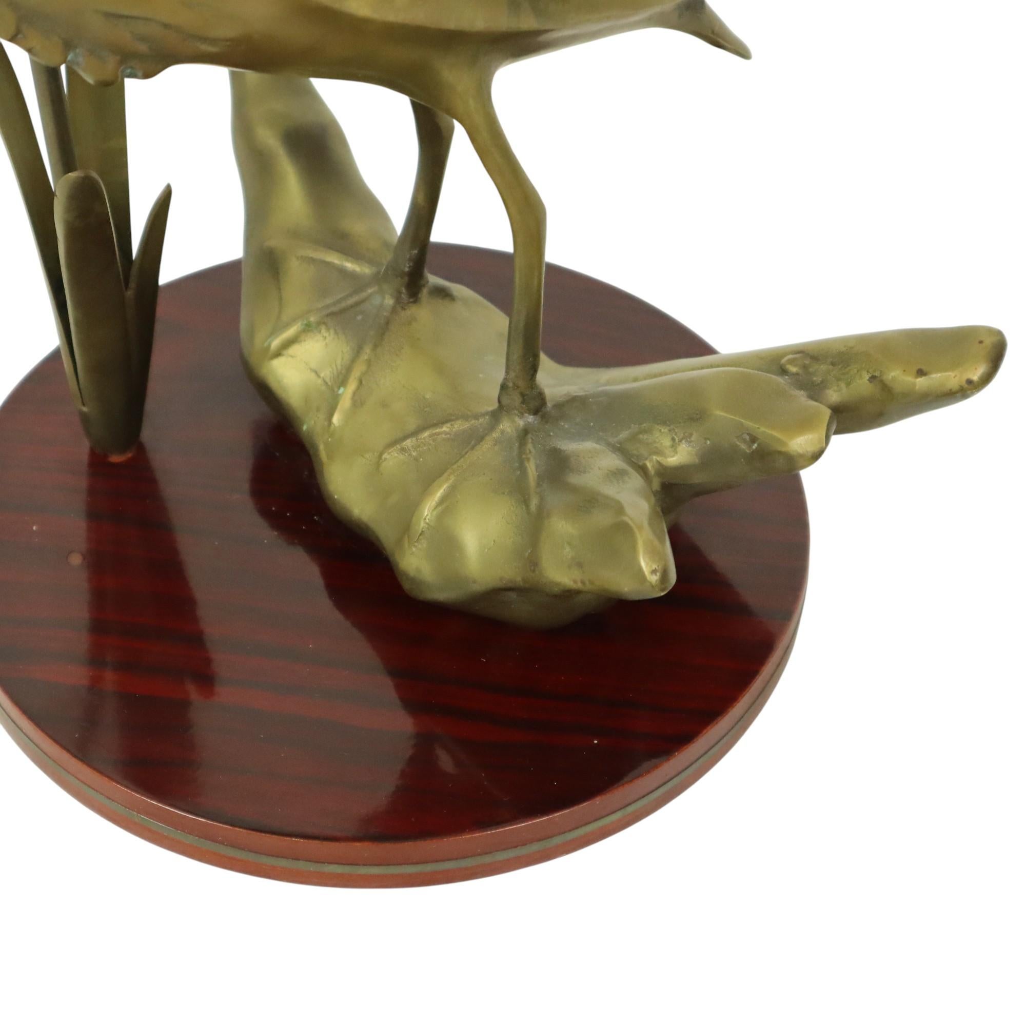 Statua di airone in ottone su base di legno Hollywood Regency in vendita 4