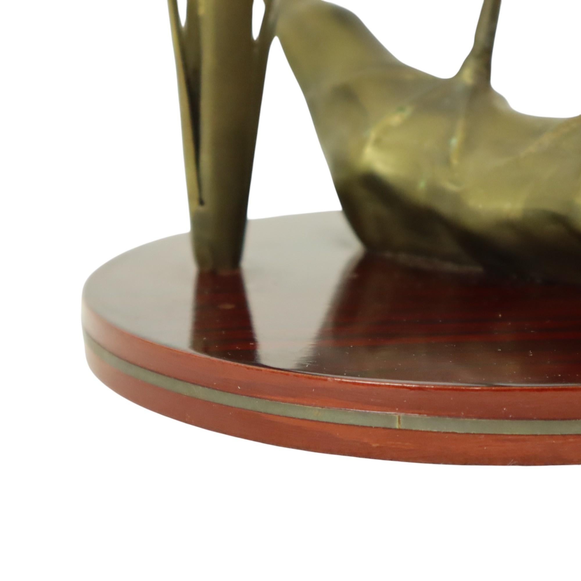 Statua di airone in ottone su base di legno Hollywood Regency in vendita 5