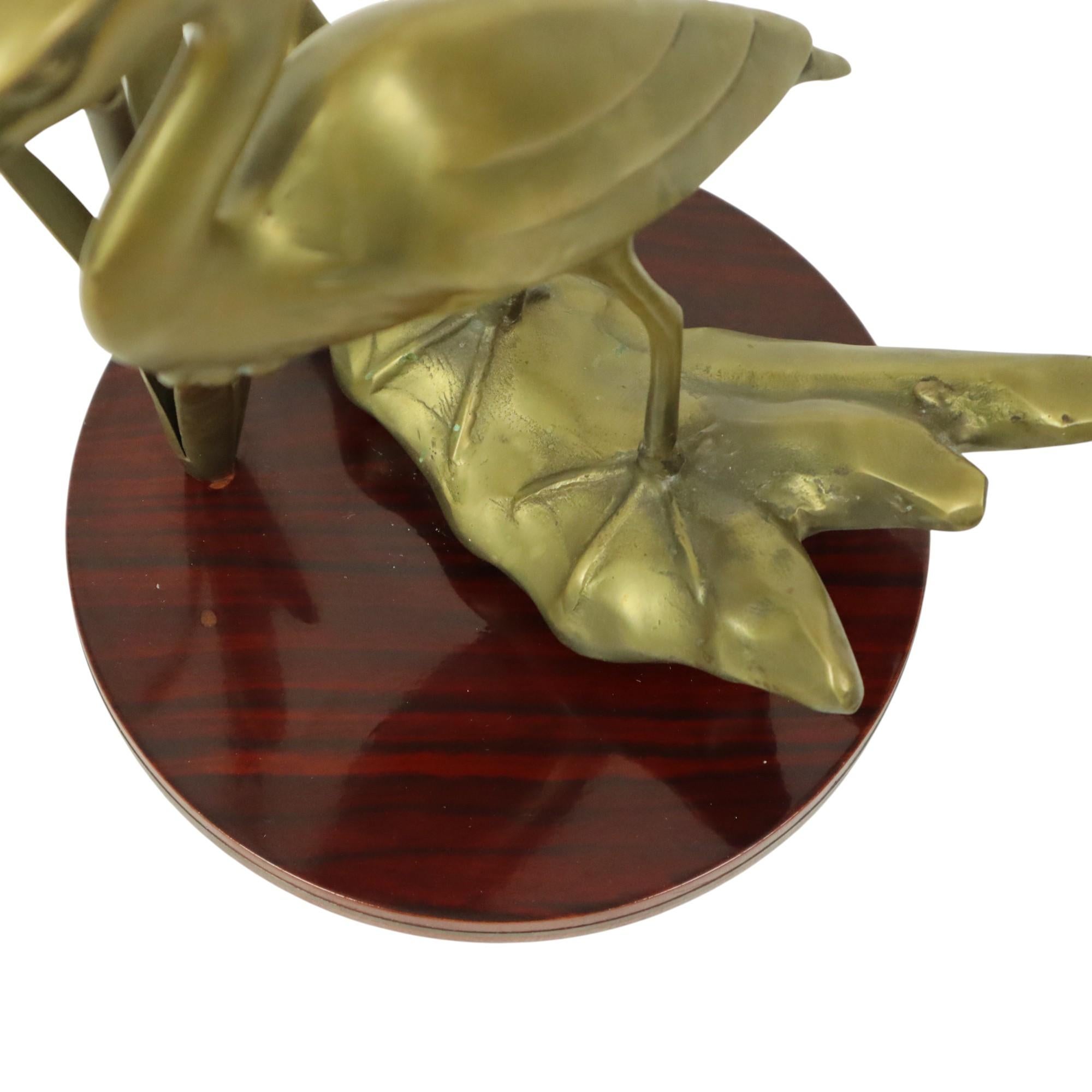 Statua di airone in ottone su base di legno Hollywood Regency in vendita 6