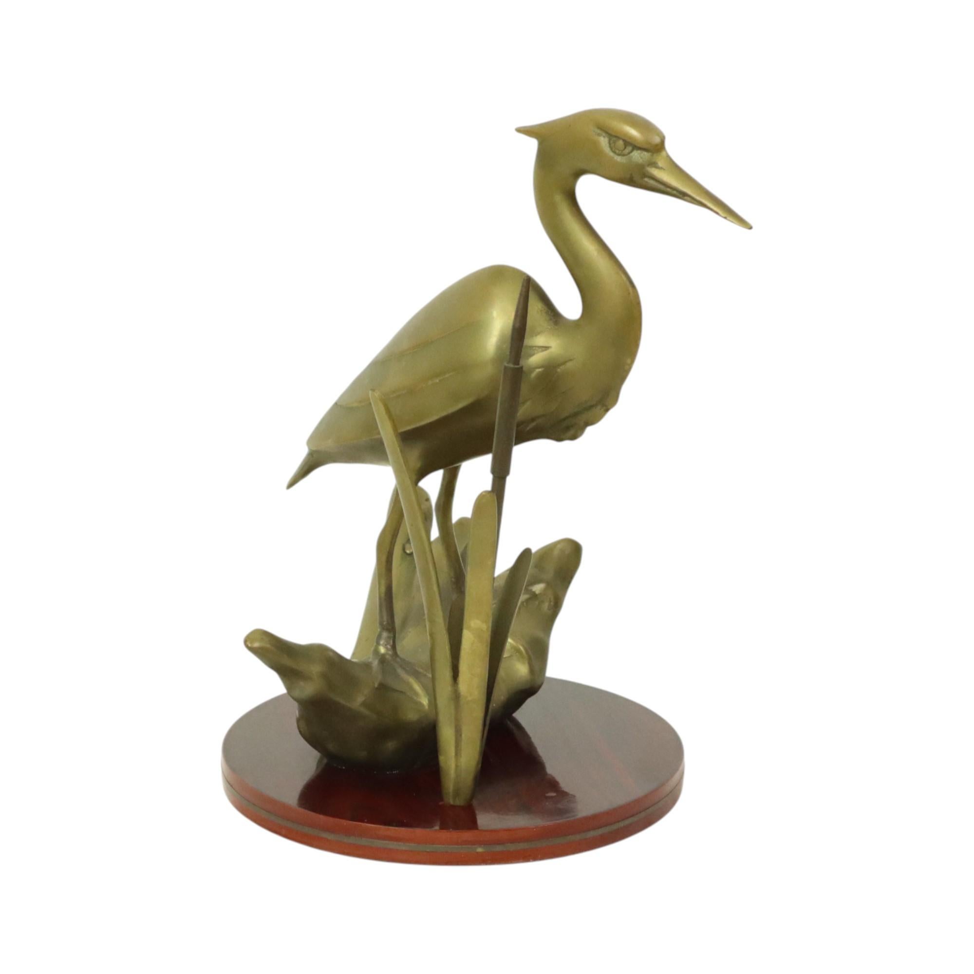 Francese Statua di airone in ottone su base di legno Hollywood Regency in vendita