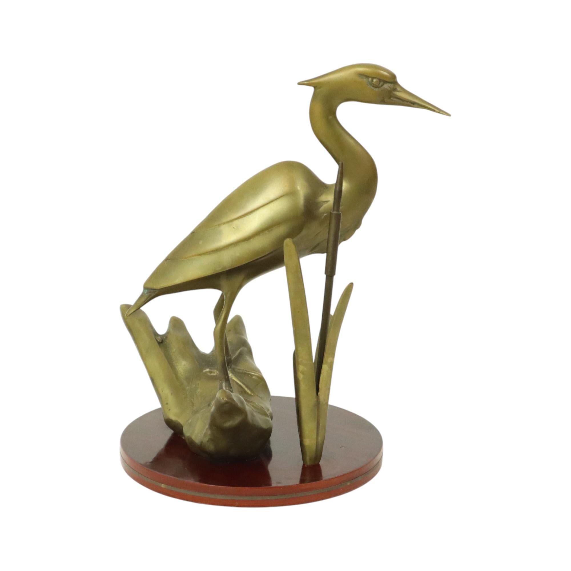 Calco Statua di airone in ottone su base di legno Hollywood Regency in vendita