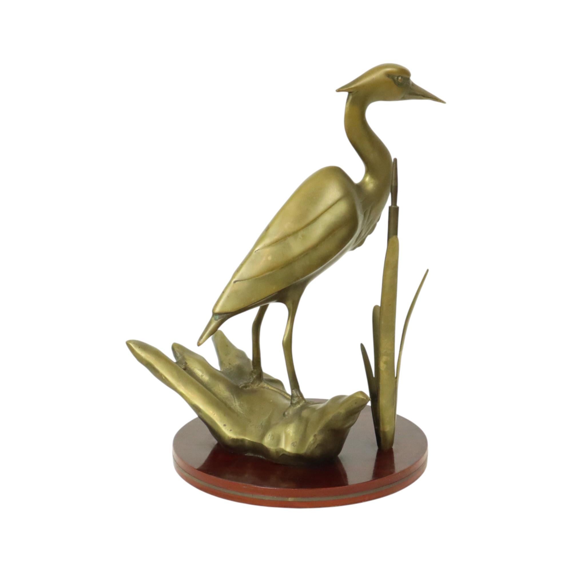 Statua di airone in ottone su base di legno Hollywood Regency In condizioni buone in vendita a Poperinge, BE