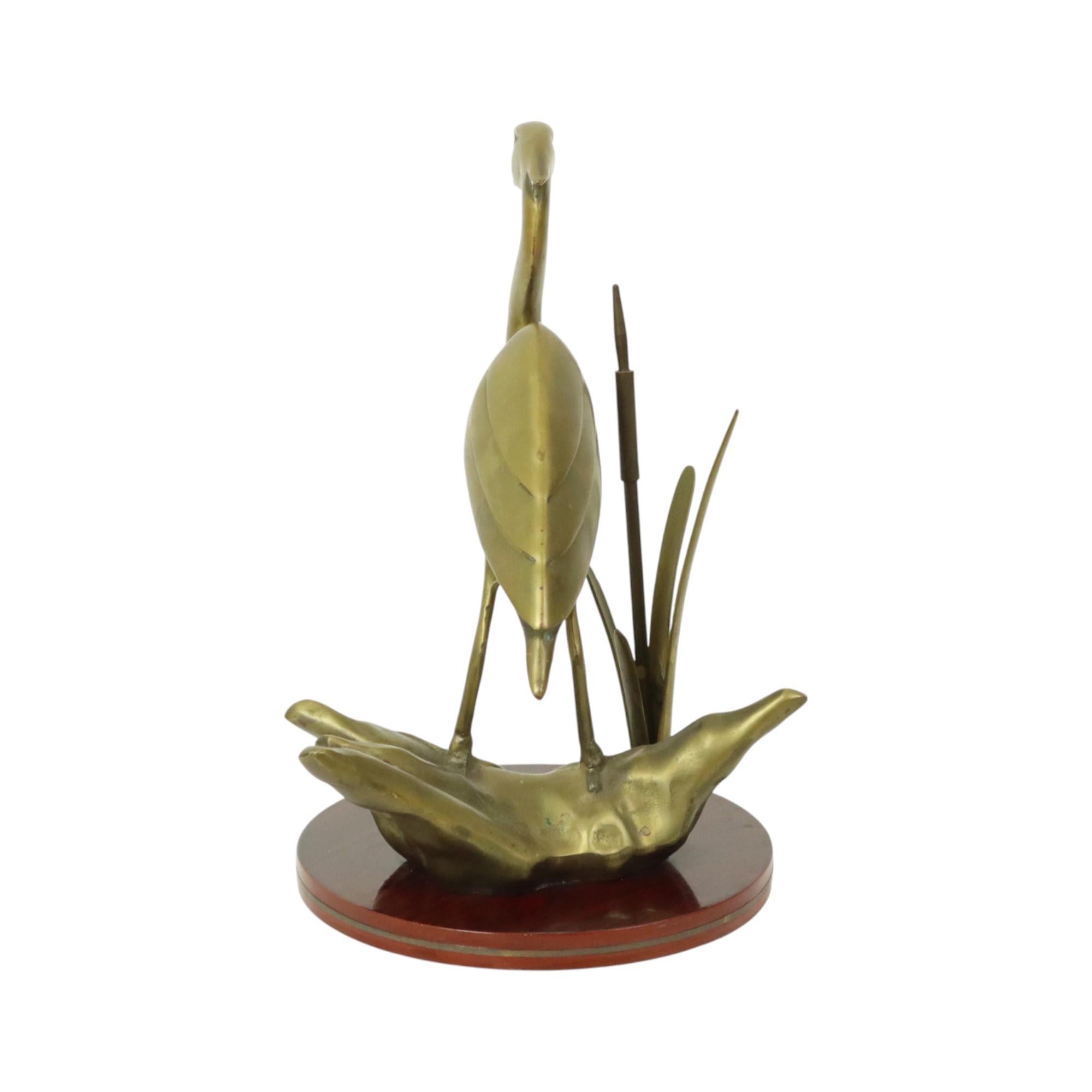 Fine XX secolo Statua di airone in ottone su base di legno Hollywood Regency in vendita