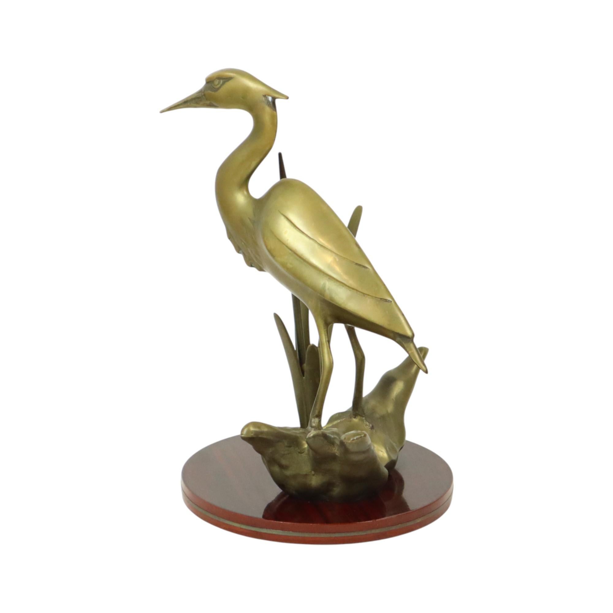 Ottone Statua di airone in ottone su base di legno Hollywood Regency in vendita